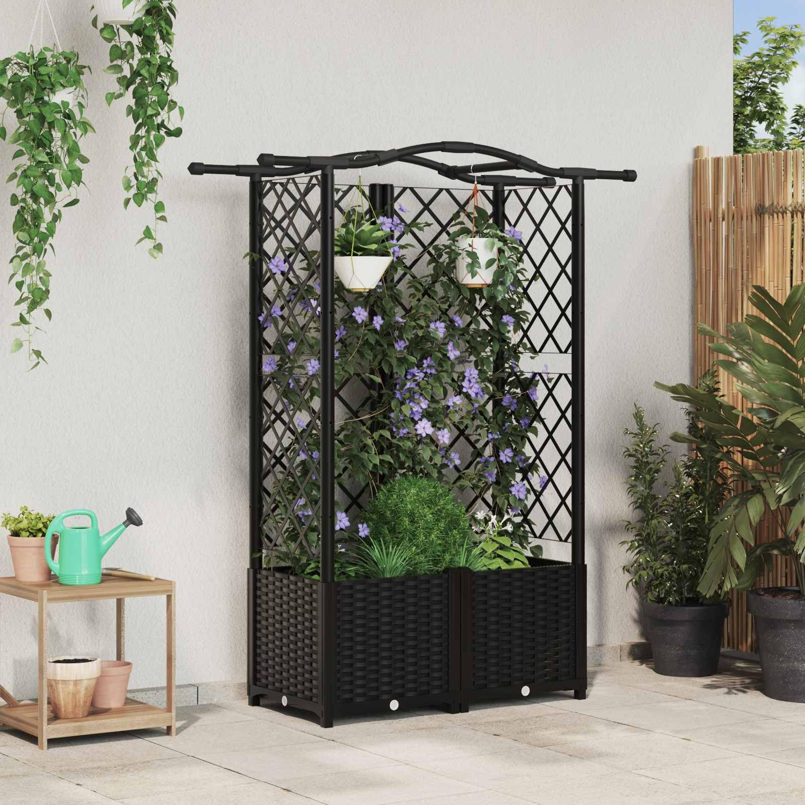 Potager de balcon avec treillis et toit noir pour tomates et fleurs