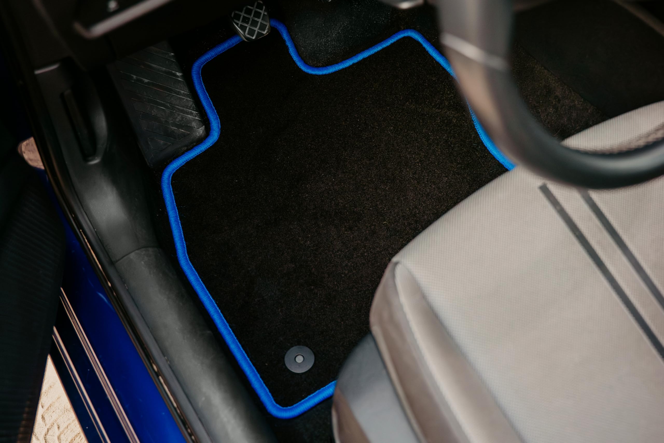 CARLUX-BLUE dywaniki welurowe kompatybilne z Chrysler Pacifica II hybryda 7 os od 2017 - zestaw 5 szt., czarne z niebieskim obszyciem