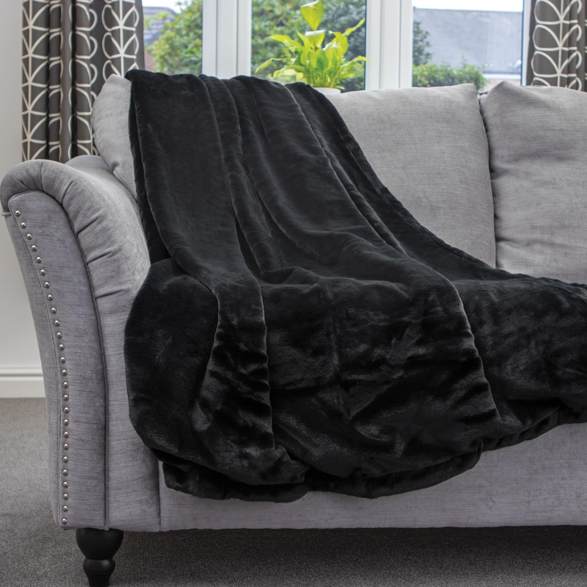 Dreamcatcher Luxurious Black Faux Fur Throw Blanket 160 x130cm, Large Blankets and Throws Fleece Blanket, Ideal Fluffy Blanket for Sofas, Beds, Chairs and Couch