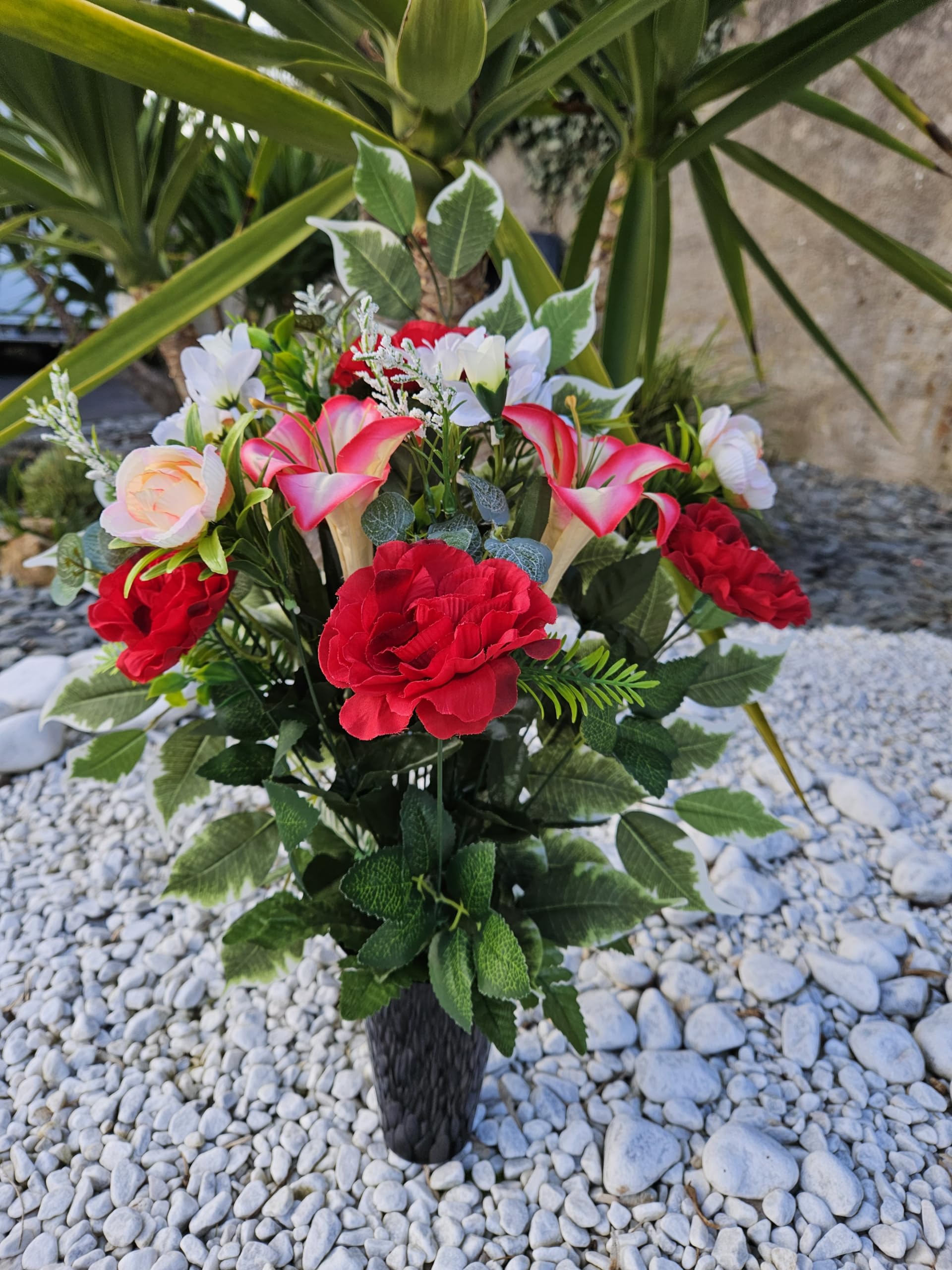 Composition de Fleurs Artificielles en Cône Lesté Ciment pour Une Parfaite Tenue à L' extérieur. Réalisé par Nos Soins Fleurs de Qualité.