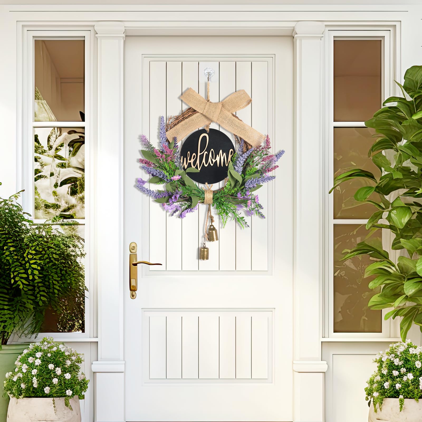 Couronne de Porte Printemps Lavande Artificielle Couronne Porte D'entrée avec Panneau de Journal Welcome, Arcs et Cloches 40cm Décorations de Portes Été pour Portes Fenêtres Clôtures