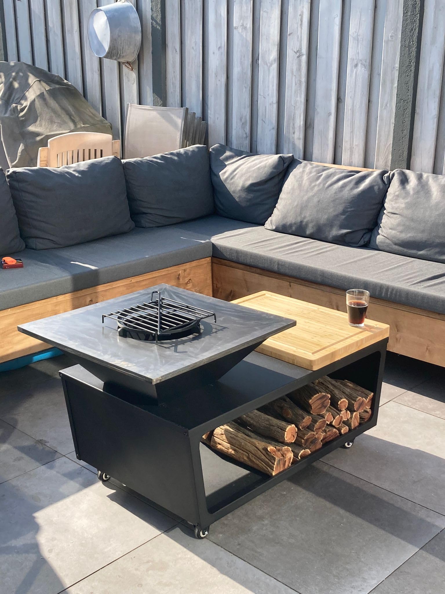 Barbecue Plancha Compania 114 x 60 x 62 cm, modello seduto, anello di fuoco, braciere con piastra di fuoco completa