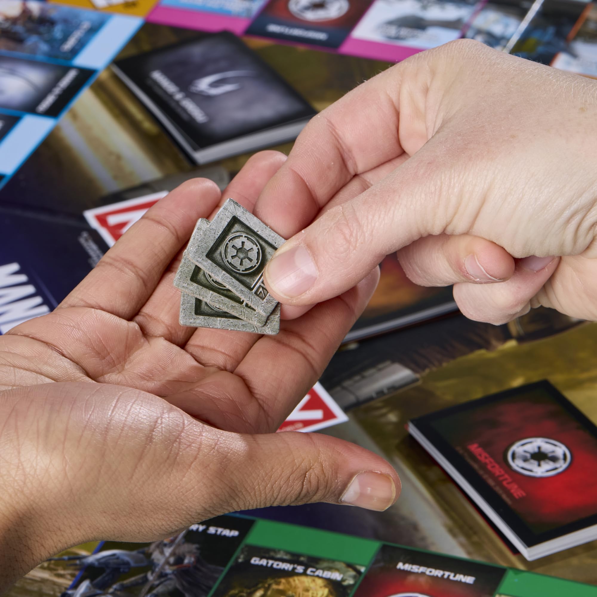 Monopoly: Star Wars The Mandalorian and Grogu Edition gra planszowa | Zainspirowany filmem | Gry rodzinne dla dzieci i dorosłych | 2-6 graczy | Wiek 8+ - wersja angielska