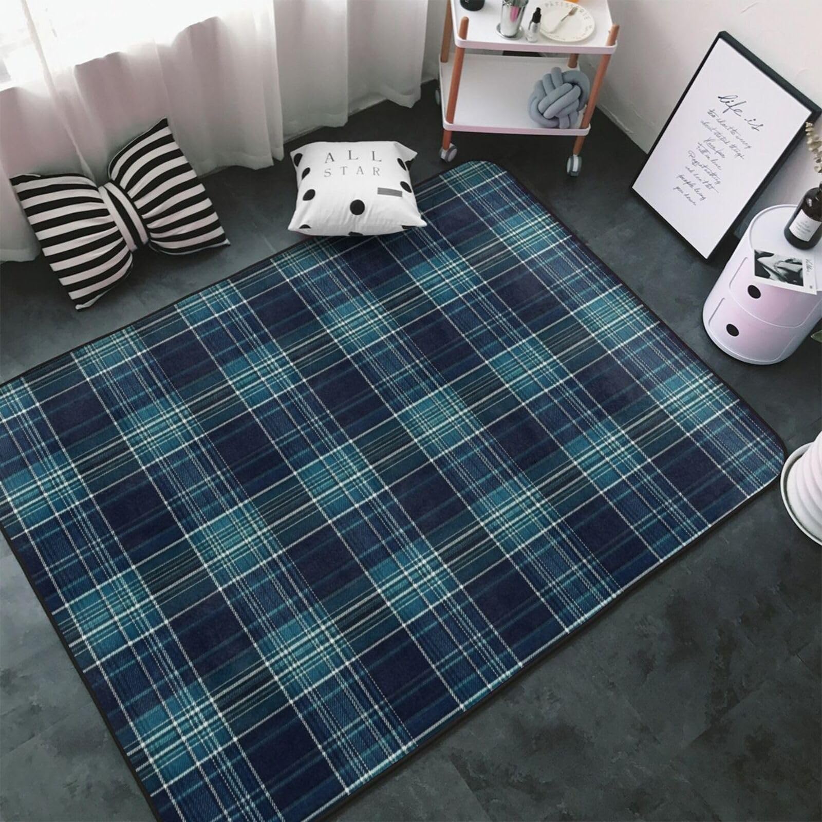 Tapis antidérapant à carreaux pour une salle à manger chaleureuse et moderne