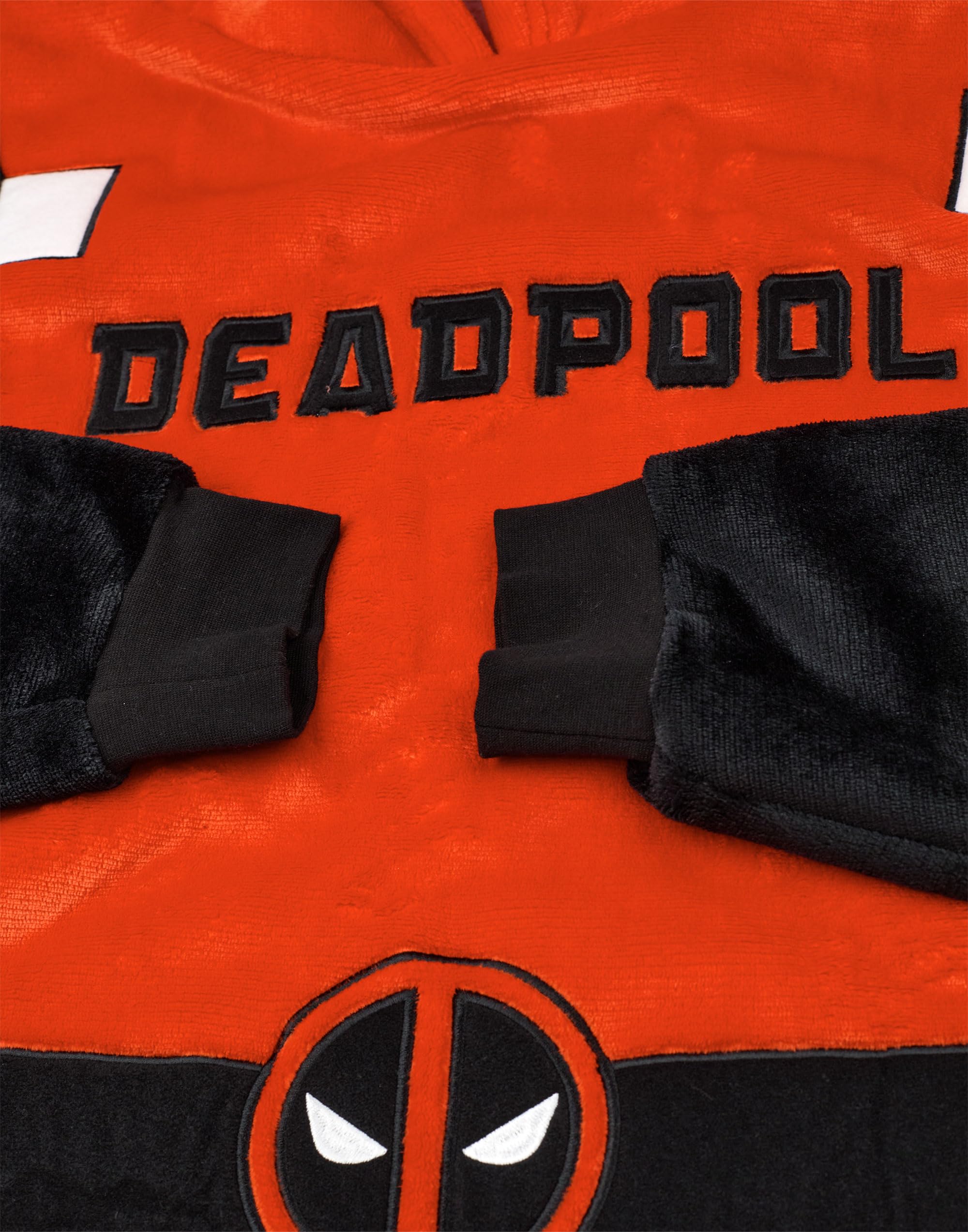 Marvel Felpa con Cappuccio Coperta indossabile Unisex Deadpool | Pullover per Adulti in Rosso e Nero con Gli Occhi della Maschera di Deadpool sul Cappuccio