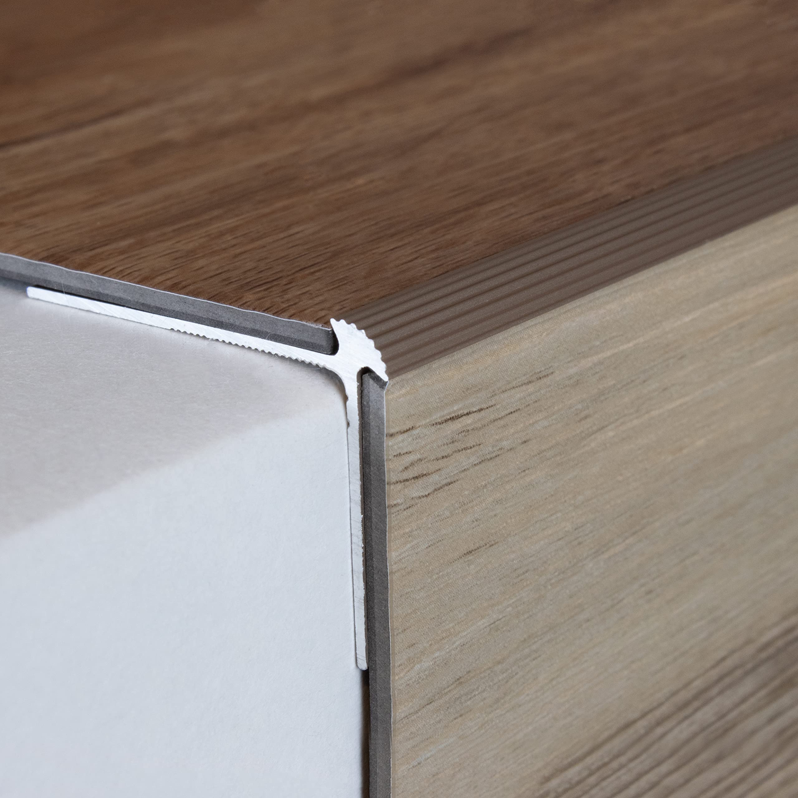 PROVISTON afwerkprofiel | Geanodiseerd aluminium | Brons donker | Breedte 10 mm | Dikte vloer 8,5 mm | Lengte 1000 mm | Geboord | Trapneus | Trapneus parket | 1 stuk