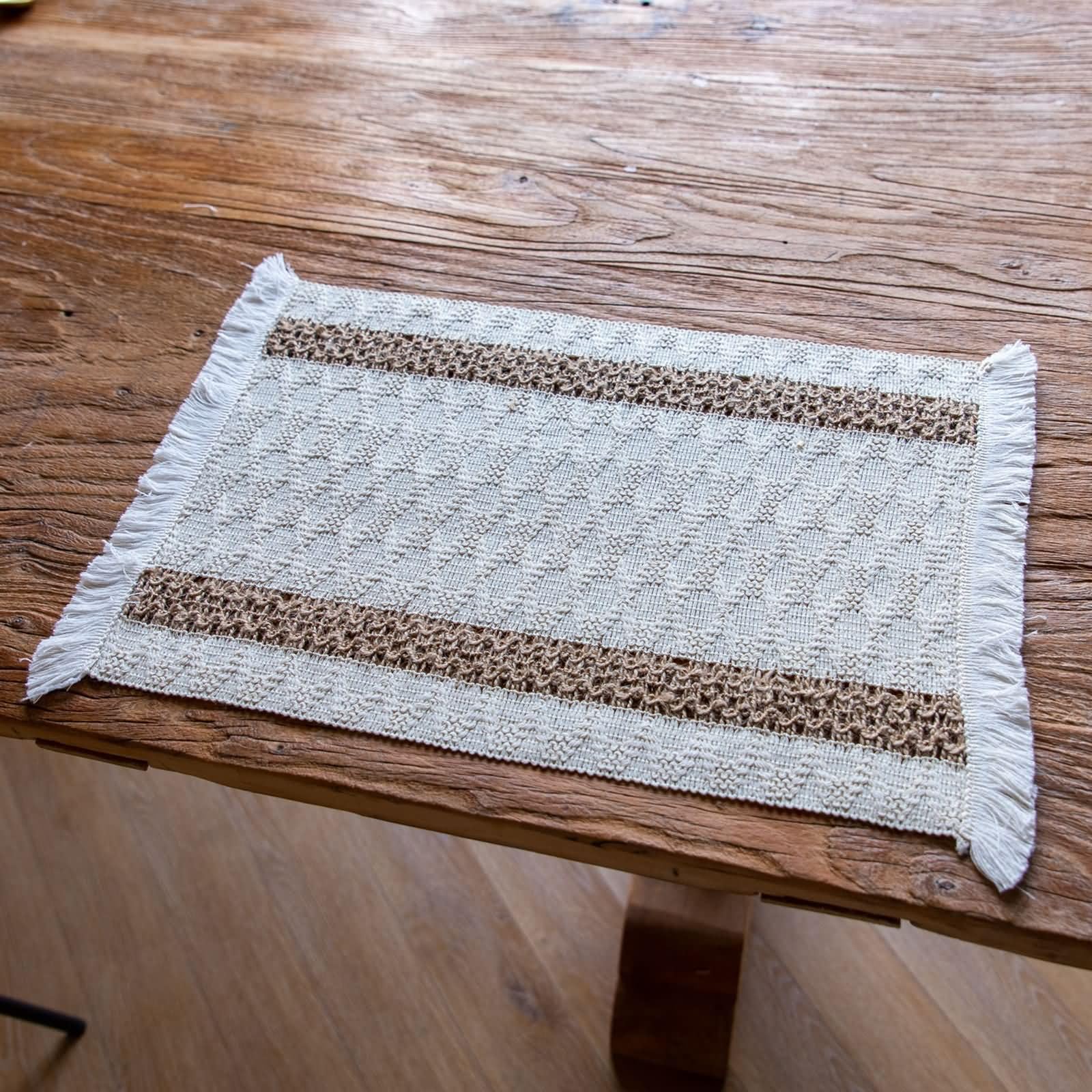 Napperon Table Salle a Manger Lot de 6, 30 x 50 CM Napperon Table Antidérapant Salon Coton Lin Beige Brun, Rectangle avec Losange Tissé et Glands