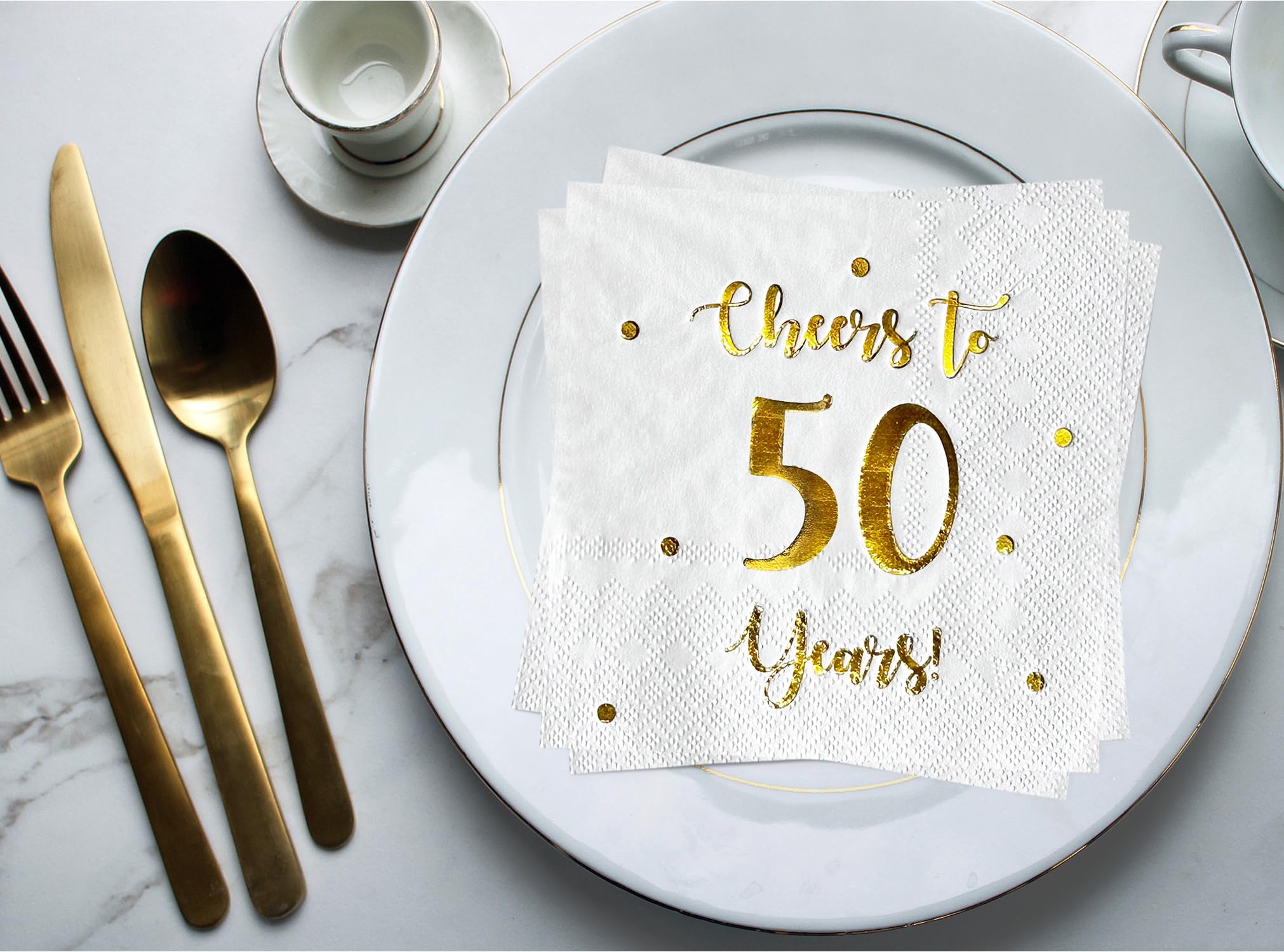Servilletas de cóctel Cheers to 50 Years | decoraciones de 50 cumpleaños para hombres y mujeres y decoraciones de fiesta de aniversario de boda | 50 servilletas de 3 capas | 5 x 5 pulgadas plegadas