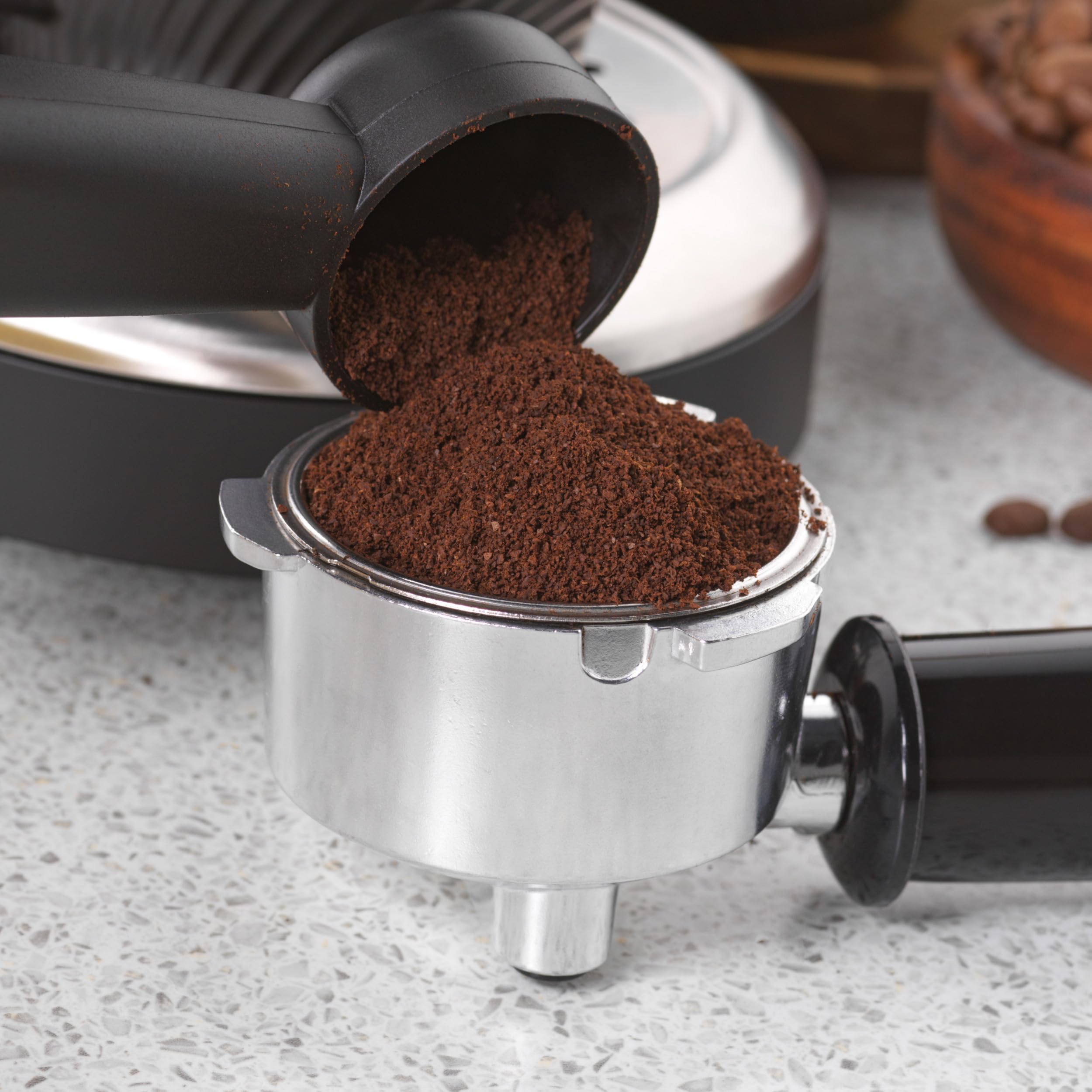 Petra PT5240 Cafetera Espresso - con espumador de leche, depósito de 1,4 l, expreso de estilo barista simple o doble, Máquinabomba de presión italiana de 15 bares, apta para café molido, 1465 W, negra