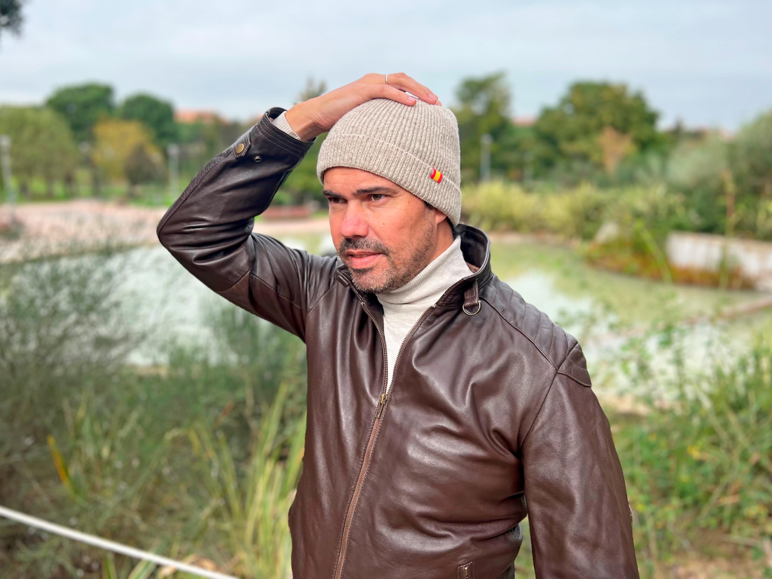 Gorro 100% Lana Merino Bandera de España. Fabricación Nacional y Artesanal. Confeccionado a Mano. Gorro Lana Hombre. Gorro Lana Mujer.