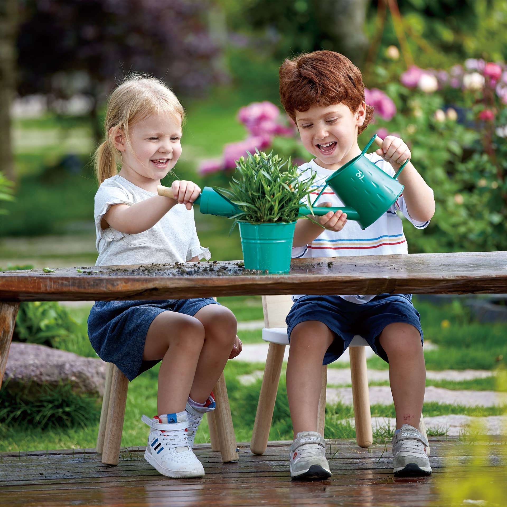 Hape Nature Fun - Set da Giardinaggio: annaffiatoio, spatola, rastrello e minivanga in Ferro e bambù per Piccoli giardinieri dai 4 Anni in su