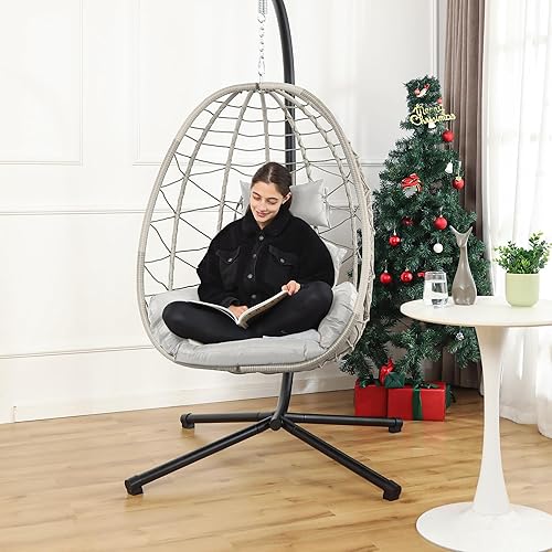 DoubleTT Silla columpio de mimbre para interiores y exteriores, silla colgante plegable con soporte, resistente a los rayos UV, cojines extraíbles y