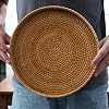Cesta de Servir de Ratán Tejida a Mano 11.02 pulgadas - Plato Redondo para Frutas, Snacks, Aperitivos, Pan, Desayuno, Parrillas, Fiestas - Bandeja Decorativa para Sala, Cocina, Decoración de Comedor (Grande) 3