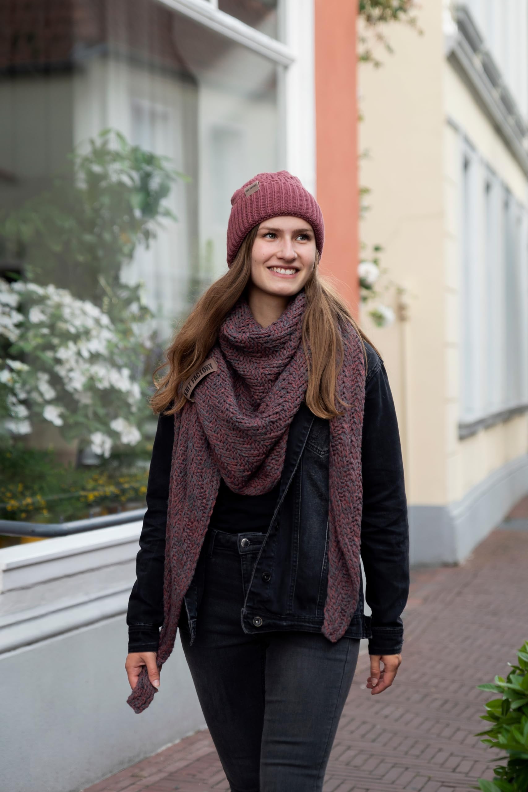 KNIT FACTORY - Dreiecksschal Sally - Damen Strickschal mit Wolle - Grob gestrickten Schal - Hochwertige Qualität - XXL Schal - 220x85 cm
