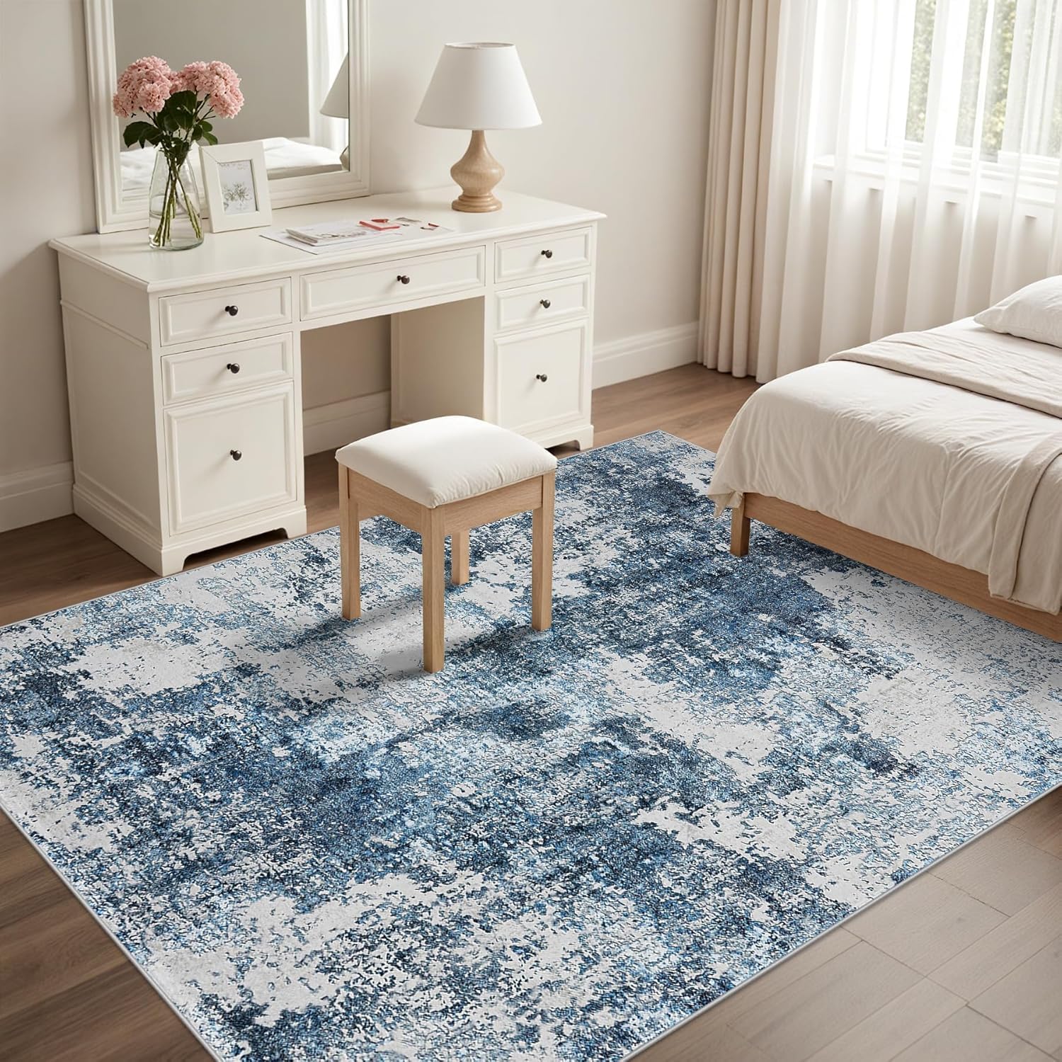 Tapis abstrait bleu et blanc résistant et facile à nettoyer pour salon familial
