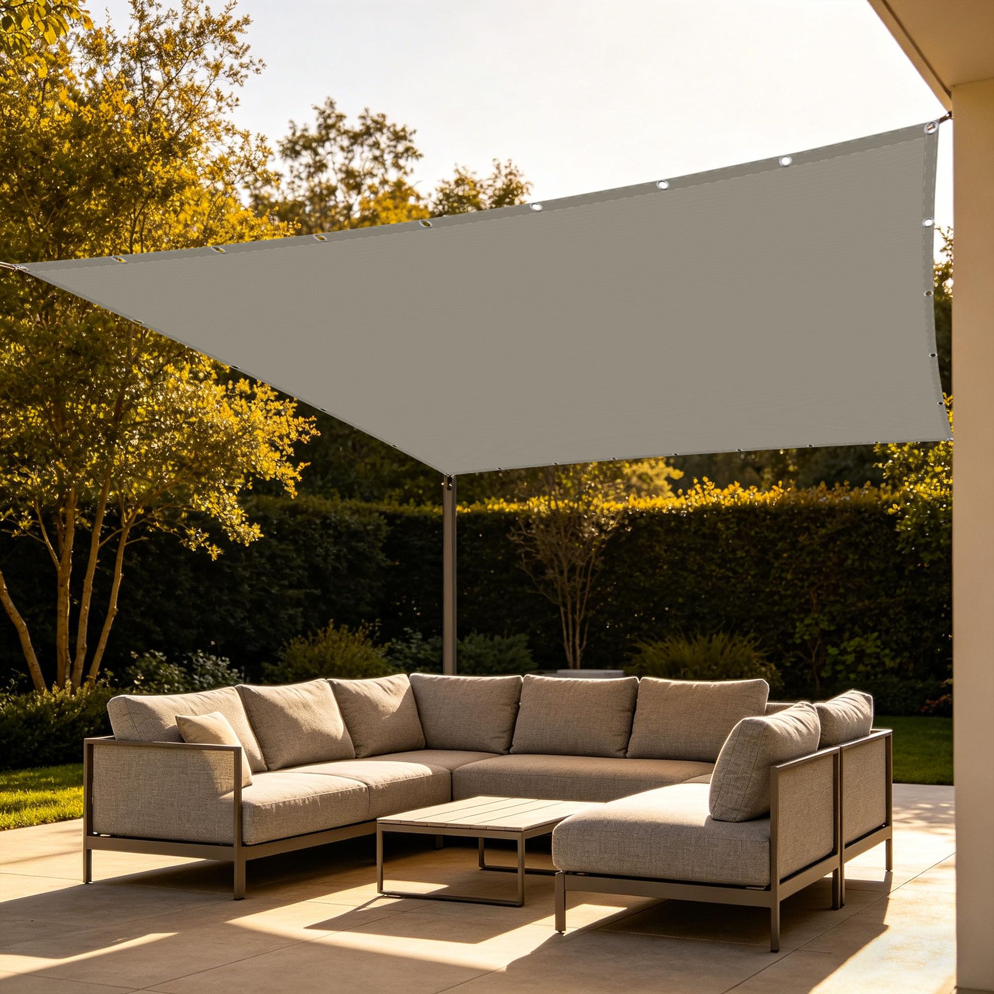 Voile d'ombrage pour en plein air et repas d'été sur la terrasse taupe