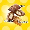 Temptations MixUps Golosinas Crujientes para Gatos, Delicia del Surfista, 30 oz | Sabores de atún, camarón y salmón, menos de 2 calorías por golosina, ayuda a la salud dental, envase de valor resellable 7