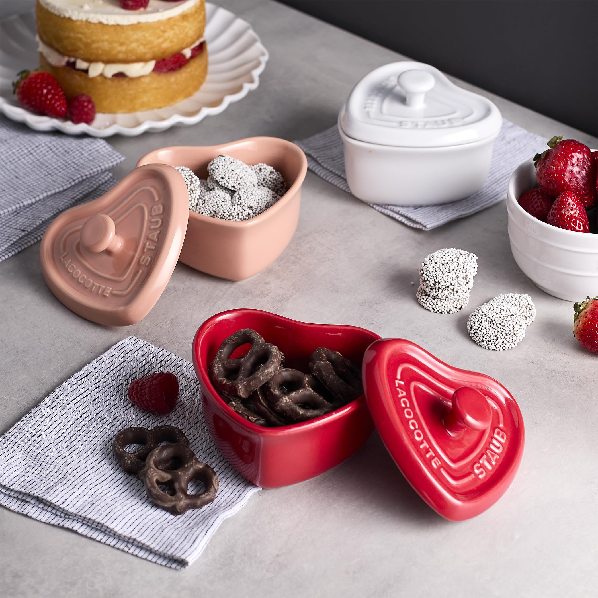 STAUB ハートココット Heart Cocotte 20cm Cherry Amazon.com: Staub Ceramic 3-pc Mini Heart Cocotte Set - Cherry