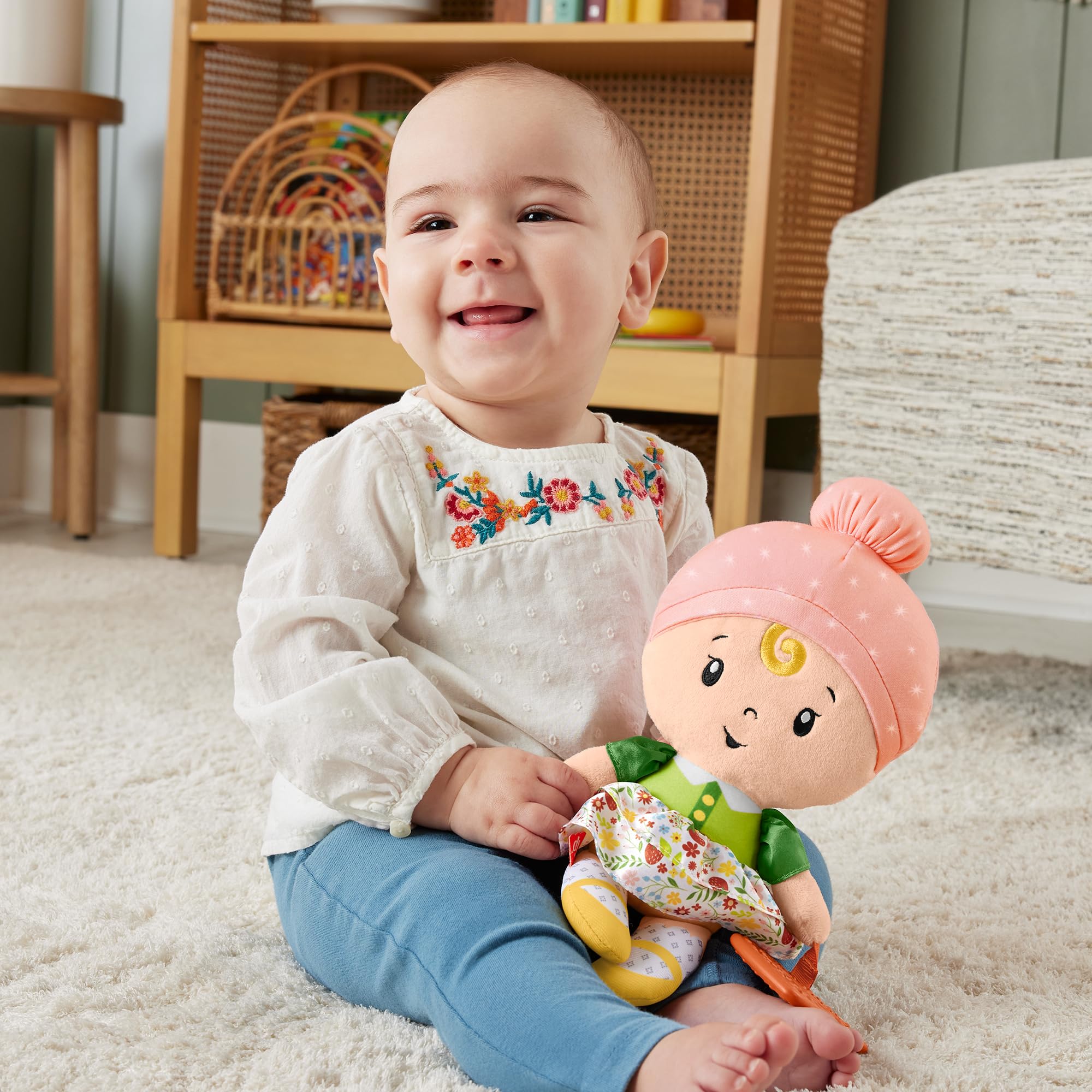 Fisher-Price - Prima bambola coccole e suoni, giocattolo morbido sensoriale con dentaruolo arcobaleno e suoni per incoraggiare il gioco di ruolo, giocattolo per bambini, 6+ mesi, HXK44