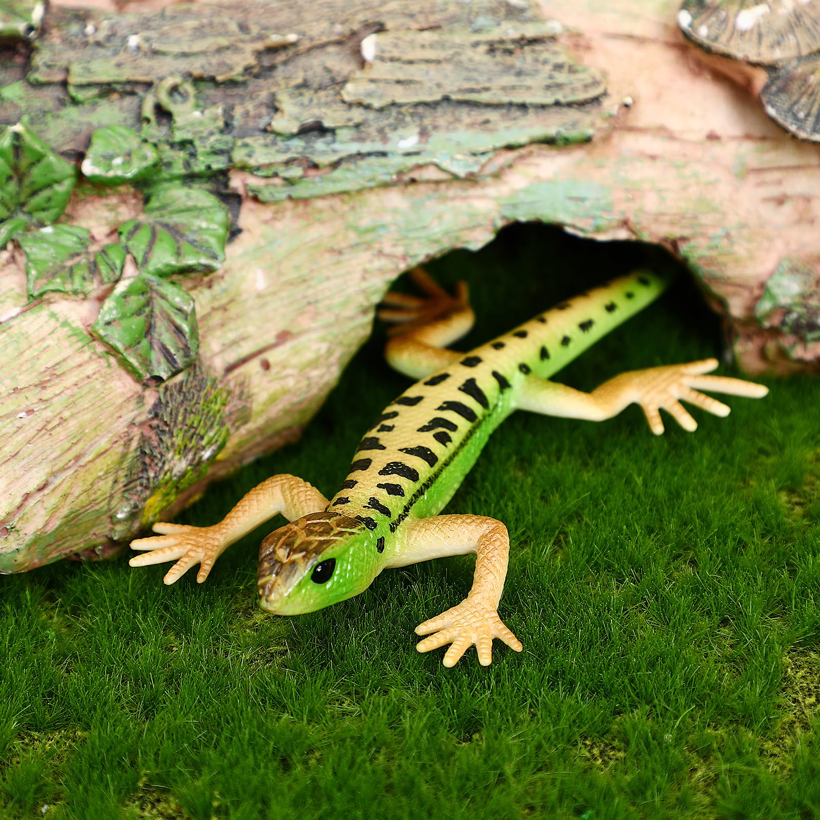 Toyvian Plastic Lizard Toy Figurine, Realistic Green Lizard Reptile Animal Model Collection, Fake Animal Prop Pranks for Halloween, Party Trick for Kids - Image 3