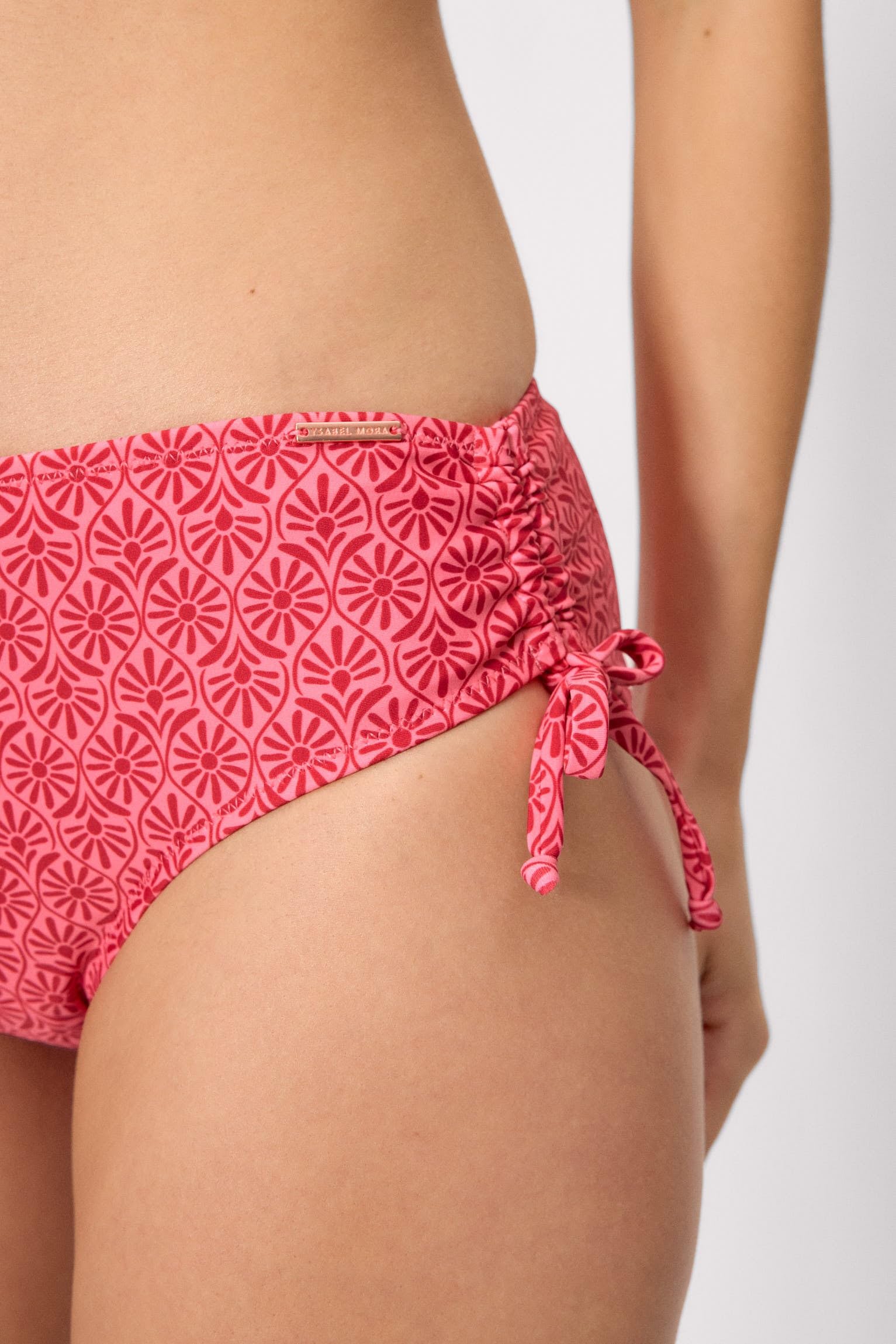 YSABEL MORA. Braga Bikini Moldeadora Midi. Control Ligero en Abdomen Inferior. Laterales Ajustables con Lazada para Ajuste Personalizado. Modelo.Colección Cherry.
