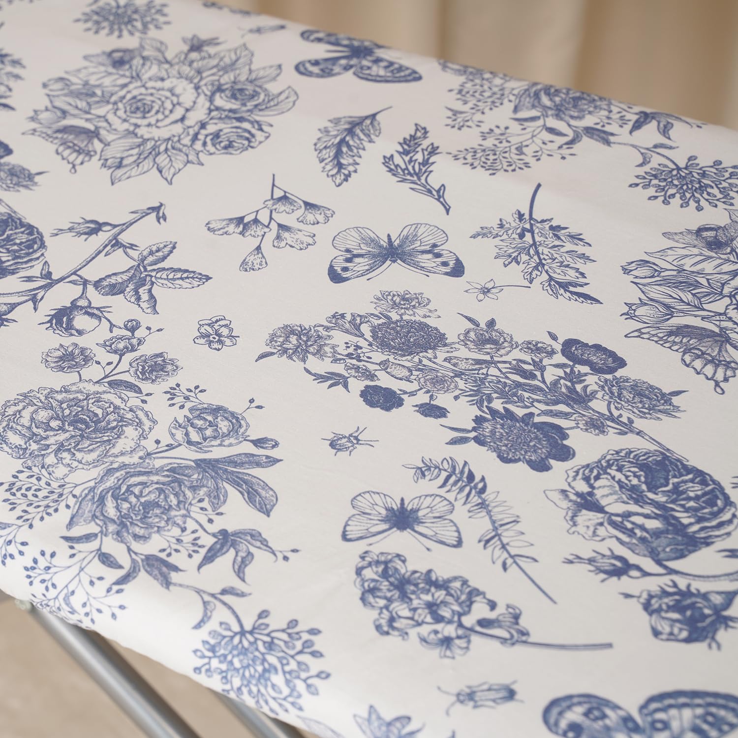 Copriasse da Stiro 125x45cm, Copri ASSE da Stiro Spesso con Imbottitura in Feltro da 6 mm, Coulisse Regolabile, Chiusure a Gancio e ad Anello, Stampa Floreale e Farfalle