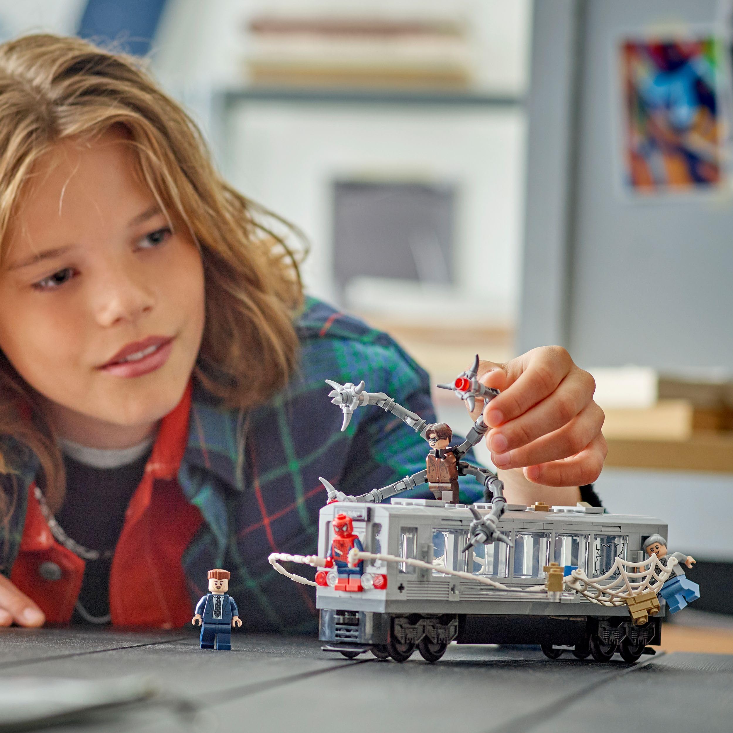 LEGO ǀ Marvel Spider-Man vs. Doc Ock: Escena del Tren Subterráneo - Juguete de Superhéroes con 4 Minifiguras - Regalo Coleccionable para Niños de 9+ Años Fans de Las Películas 76321