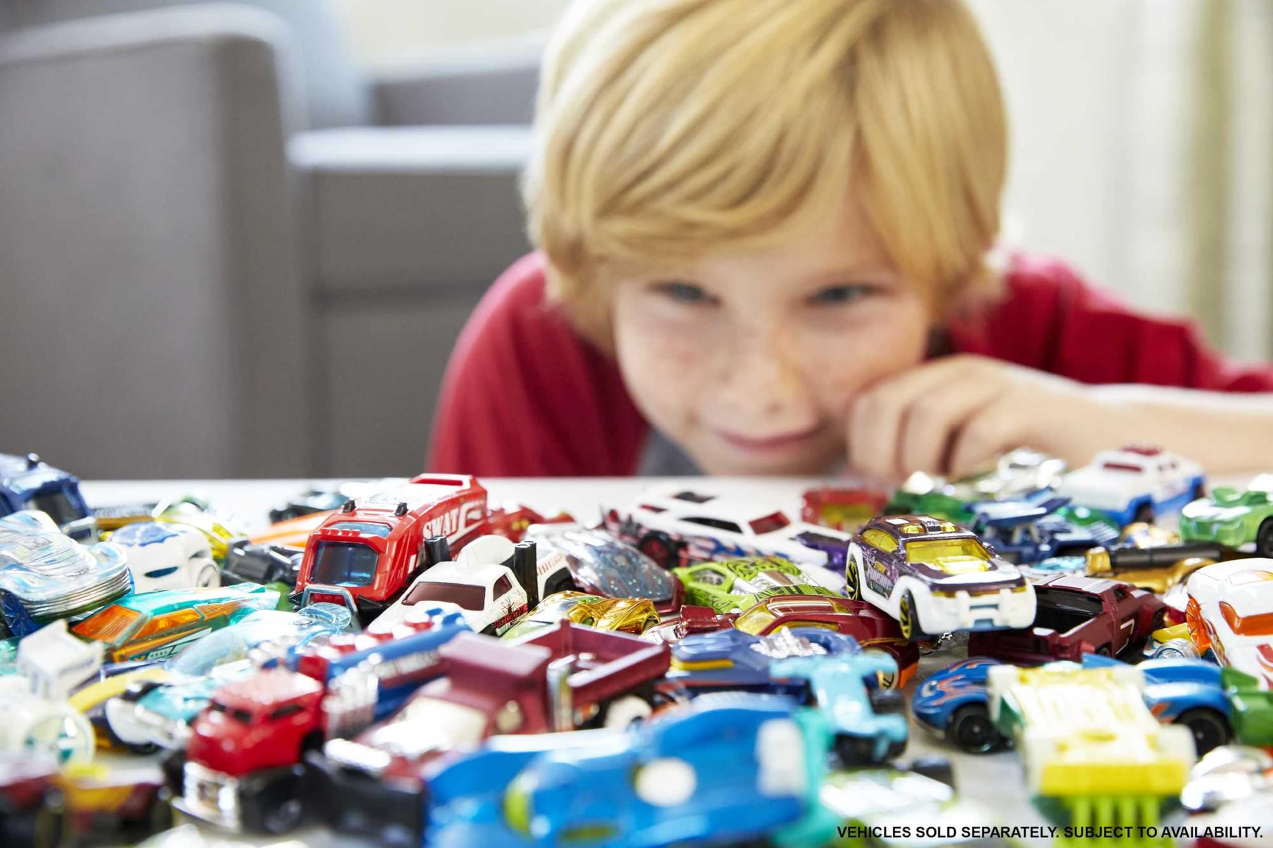 Hot Wheels Zestaw 8 podstawowych pojazdów w skali 1:64, w tym 1 wyjątkowy samochodzik, HPV78
