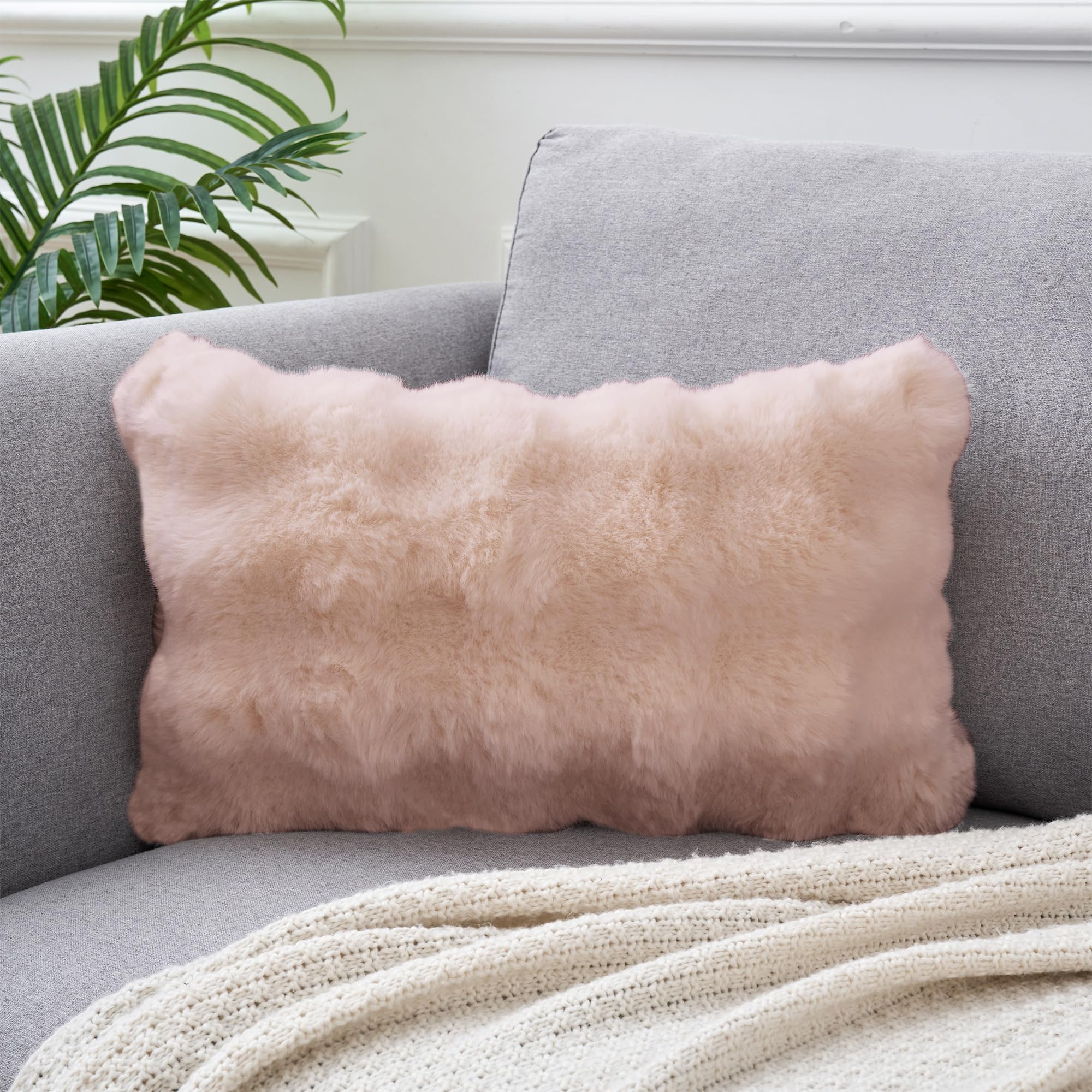 Housse de coussin en fausse fourrure rose 30x50 cm pour un salon moderne