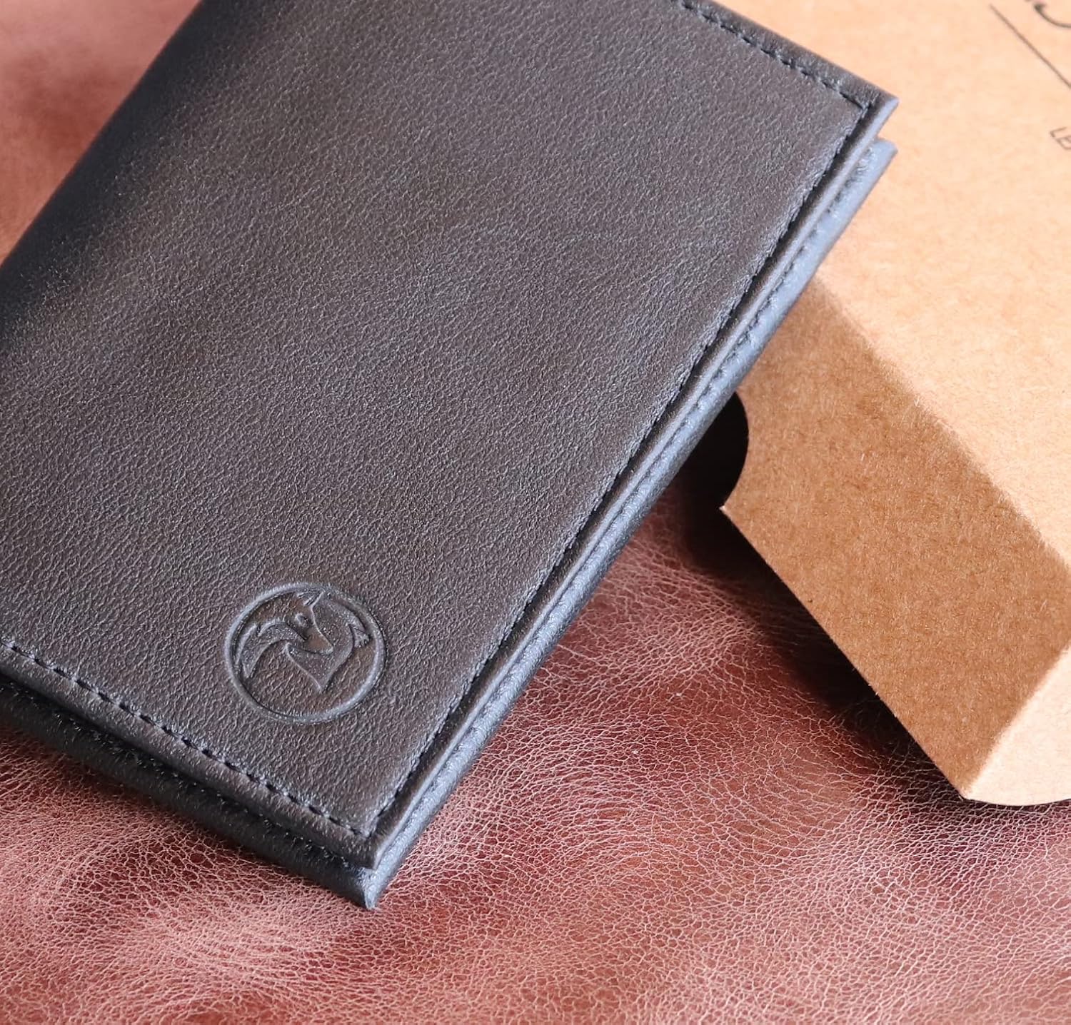 Carteira Masculina Mini Couro Legítimo em promoção! Veja a oferta e mais achadinhos de Carteiras & Cintos 6 Hoje é o melhor dia para comprar Carteira Masculina Mini Couro Legítimo com aquele preço maroto! Promoção! Aproveite a oferta! 6