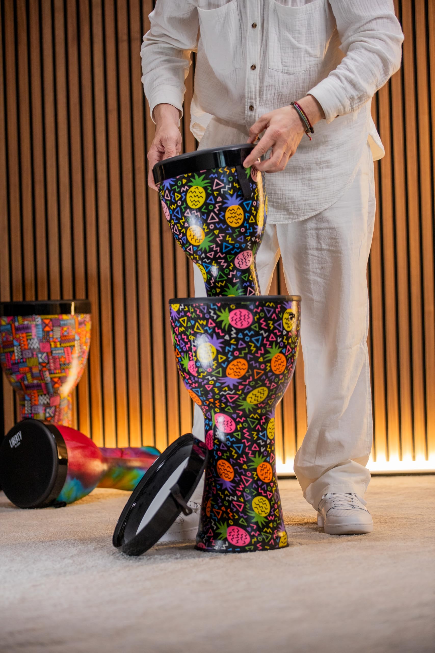 GEWA Liberty Djembé Nestable - Diametro: 8" (20,3 cm) - Altezza: 16,5" (41,2 cm) - Motivo: Crazy Neon