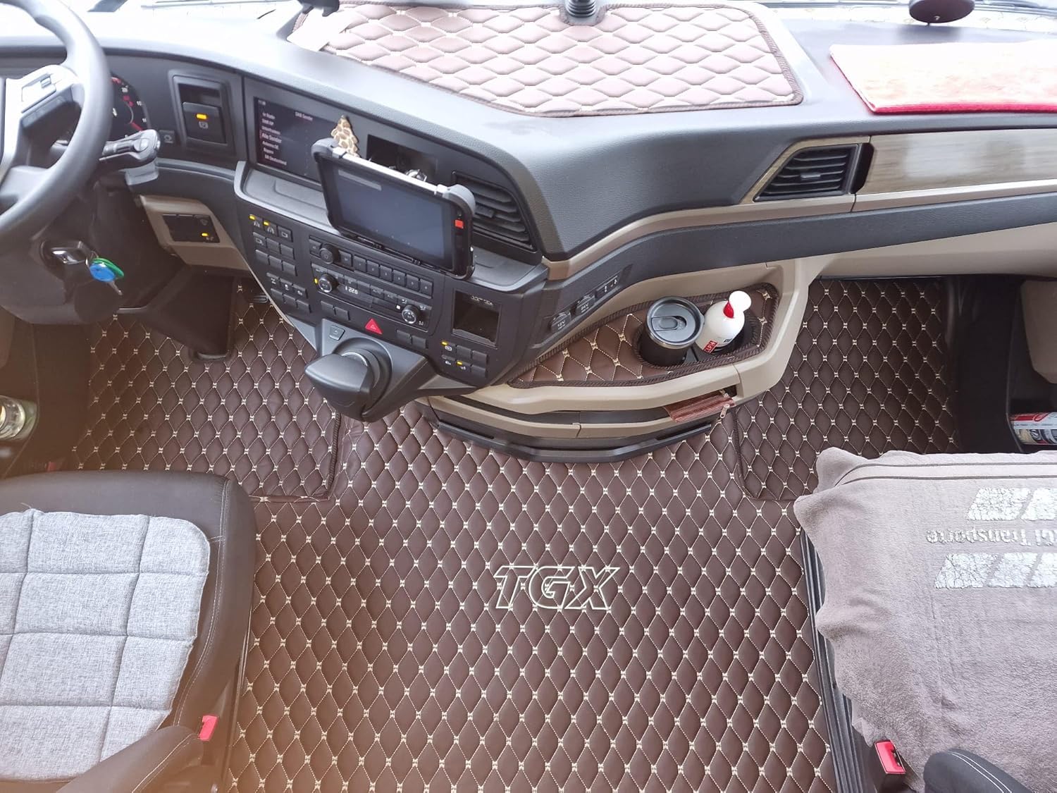 Alfombra de camión compatible con MAN TGX 2020+ alfombrilla de pie (material rojo, hilo negro)