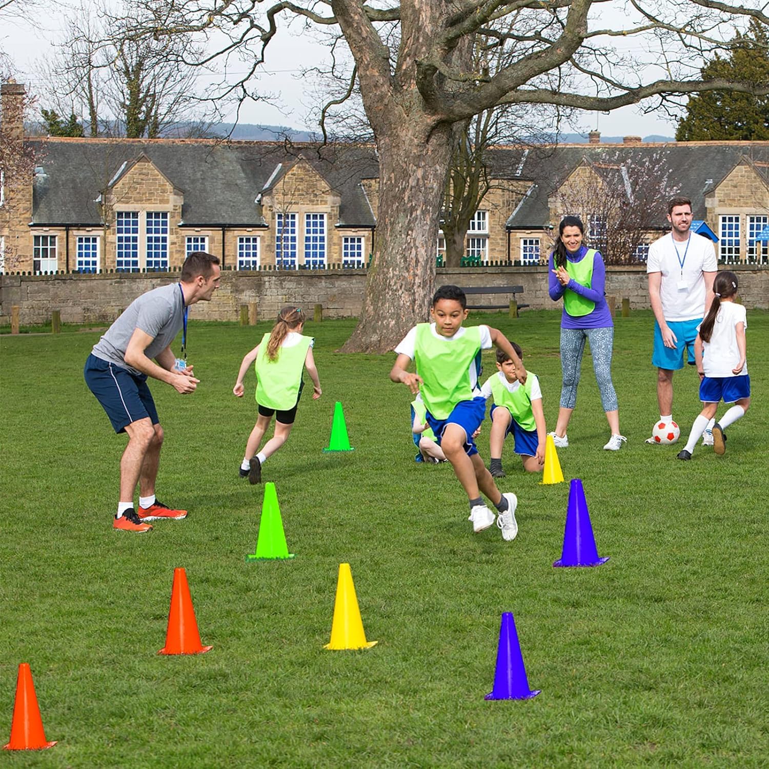 12pcs Cônes de Signalisation, 4 Couleurs Cones de Sport 23 Cm, Cone Plastique Activités Intérieures/Extérieures pour Football, Soccer, Jeux, Cône Entrainement, Plot Sport Enfant