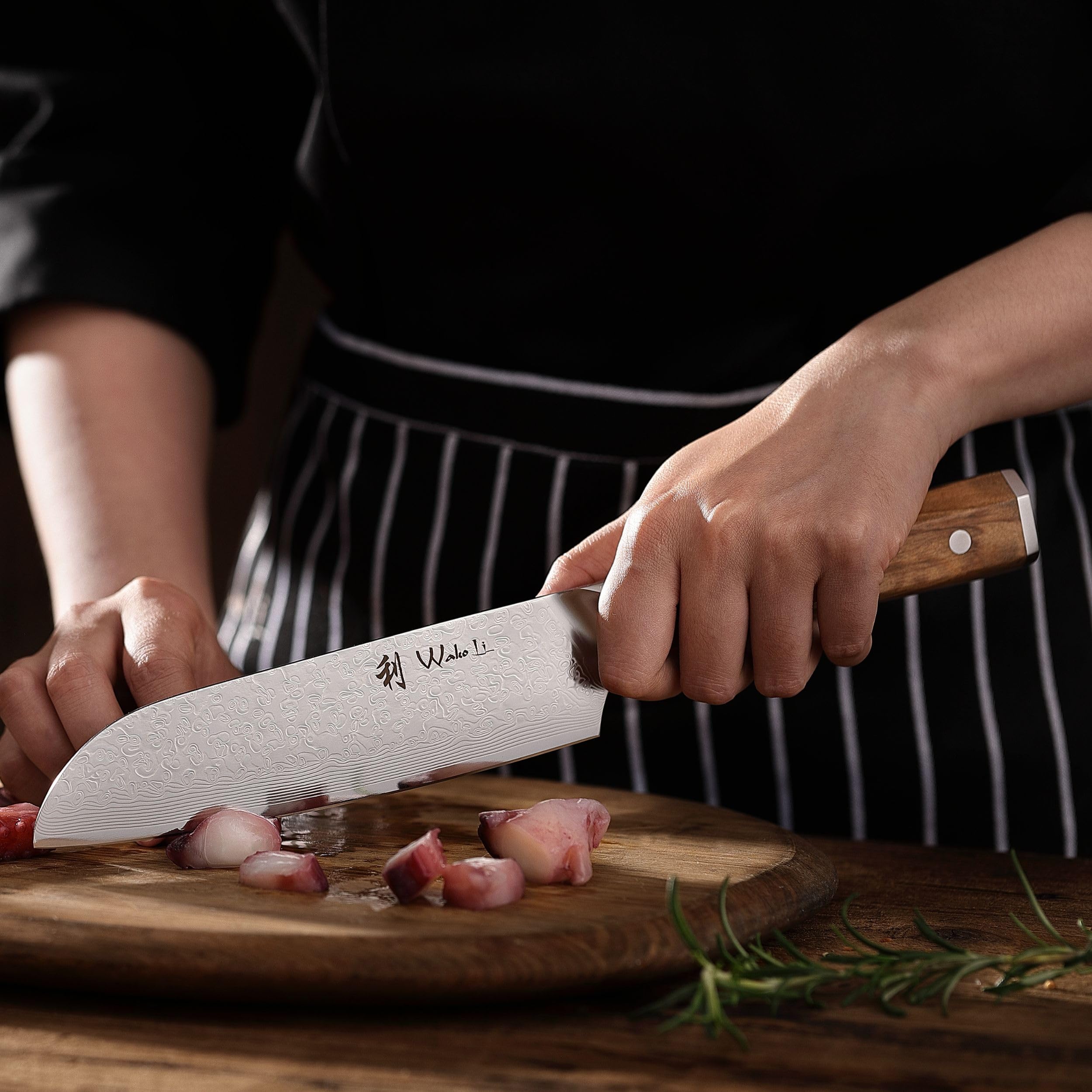 Wakoli Oribu Santokumesser 18 cm aus 67 Lagen Damaststahl mit VG10 Kern | Full Tang mit Olivenholzgriff, beidseitiger 15° V-Schliff, 60 ± 2 HRC, für Fleisch, Fisch und Gemüse, inklusive Geschenkbox