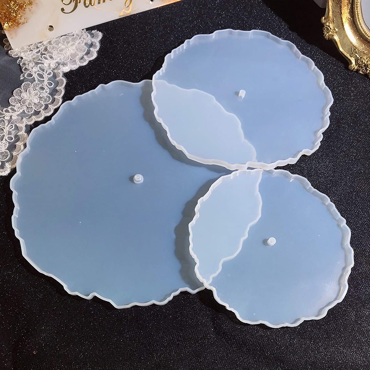 Enameena Offers a Set of 3 Three-Tier Cake Stand molds Designed for Resin. This Includes Silicone epoxies and a Set of Golden Brackets for Creating Stunning Cake Trays. 1