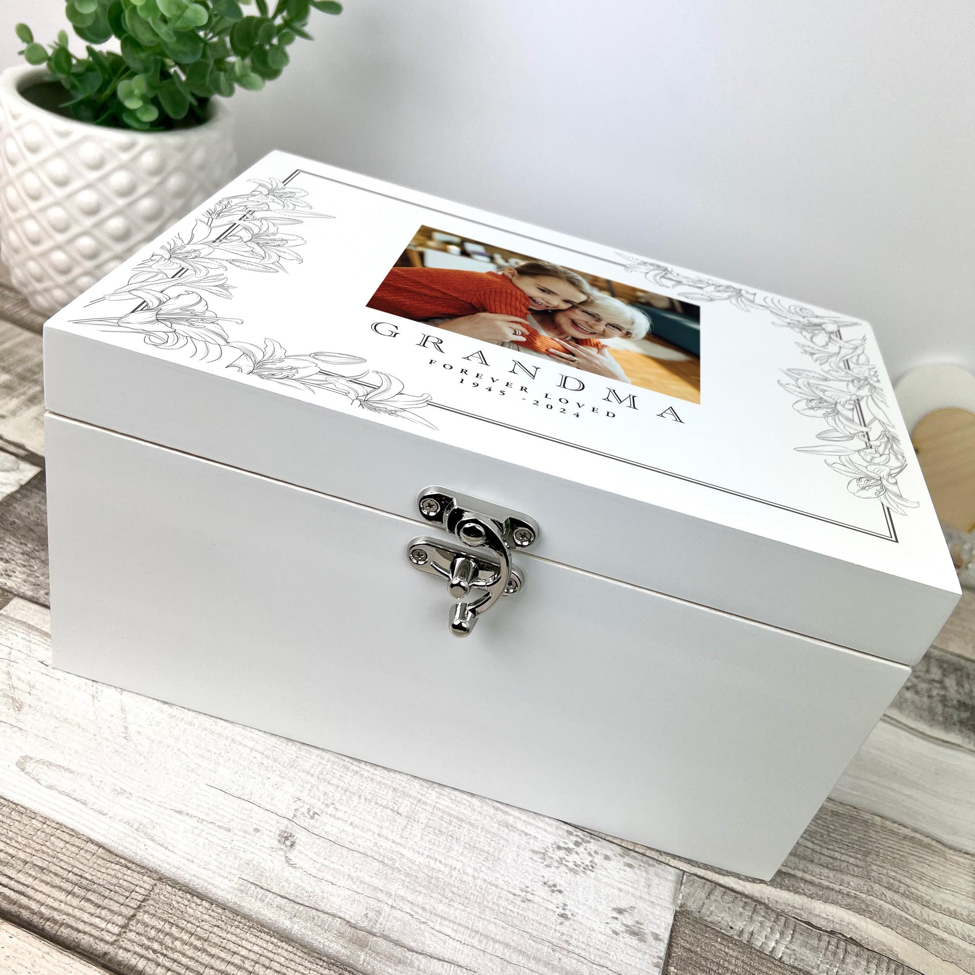 Caja de recuerdos de madera blanca personalizada con guirnalda azul para bebé, regalo de duelo, recuerdo conmemorativo, regalo de cumpleaños, regalo de aniversario, regalo para ella | 27 x 19 x 14 cm