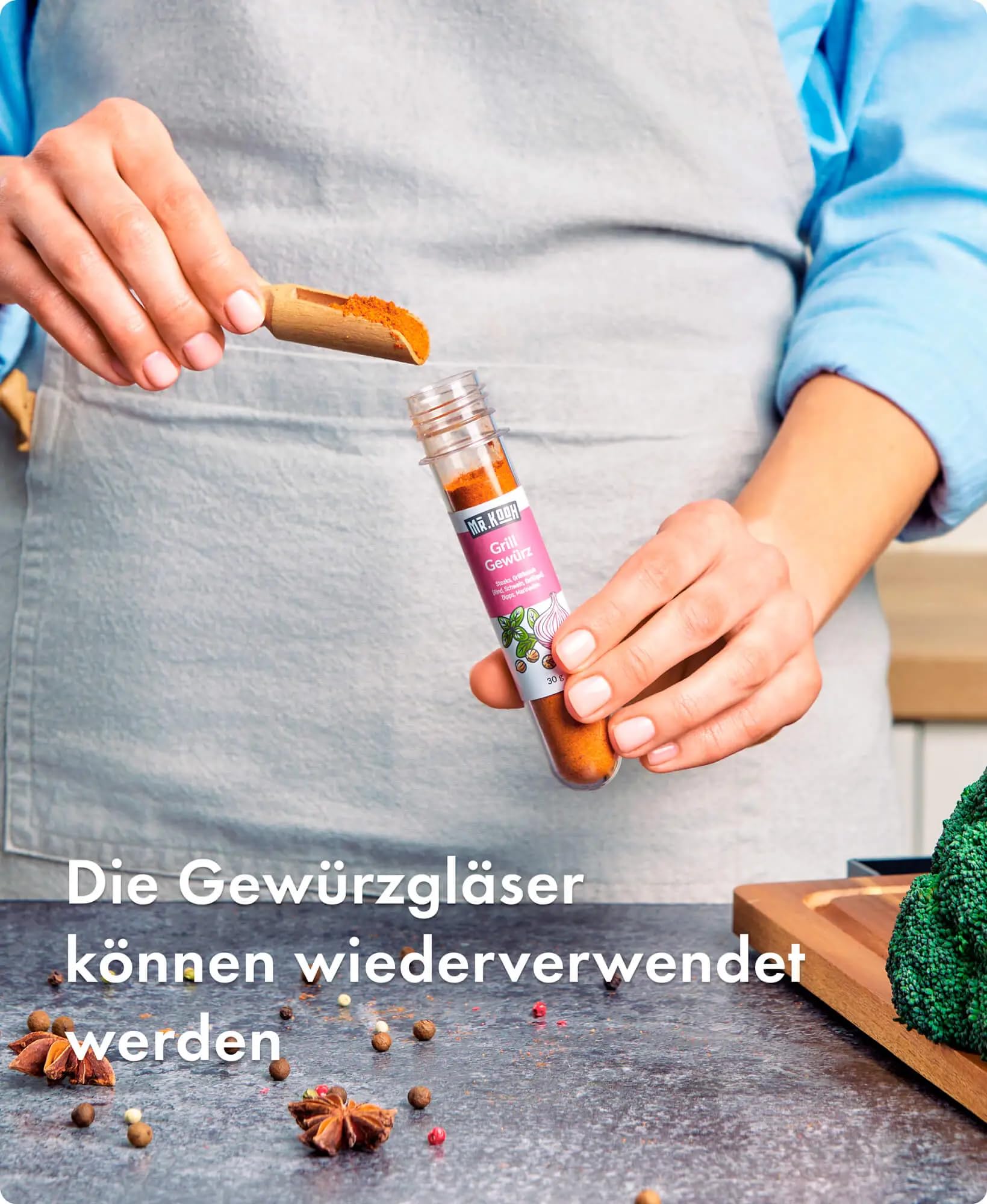 Mr. Kooh Gewürze Set - 24 Hochwertige Gewürzmischungen in Glasröhrchen mit Robustem Holzständer - 100% Natürliche BBQ Grillgewürze, Ideal als Exklusives Geschenkset für Feinschmecker