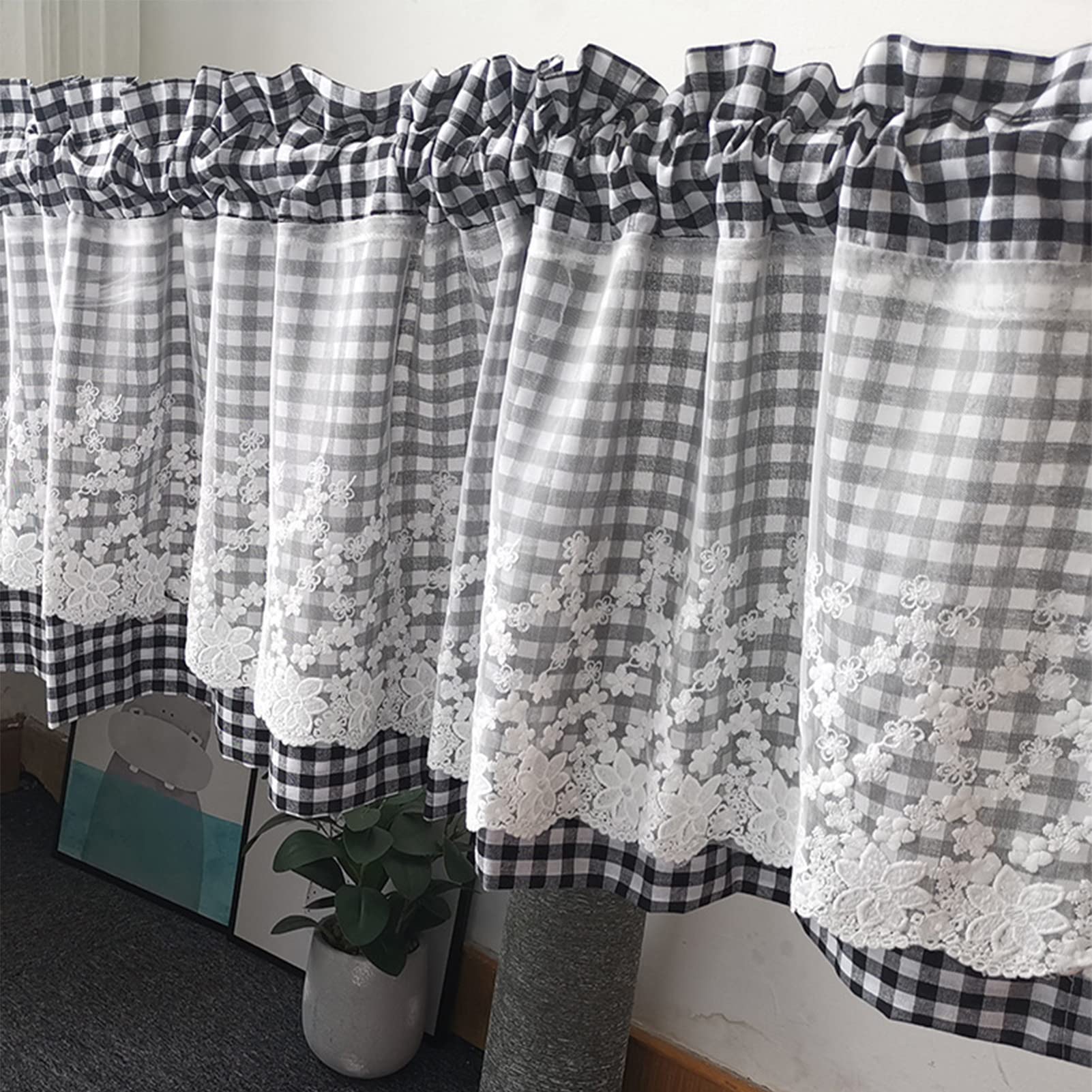 Cortinas de media ventana que reducen destellos con diseño rústico de cuadros