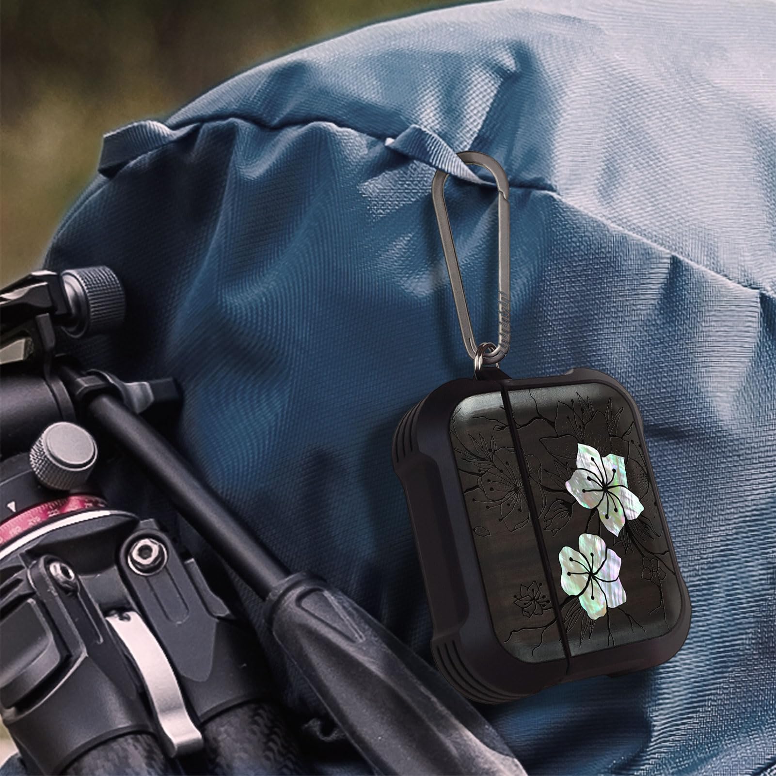 Carveit Odporne na uderzenia etui ochronne na słuchawki AirPods 4 Gen (2024), grawerunek drewna i muszla, kompatybilne z AirPods 4, tytanowe szybkie zapięcie (szepty kwiat Sakura), ciemne drewno