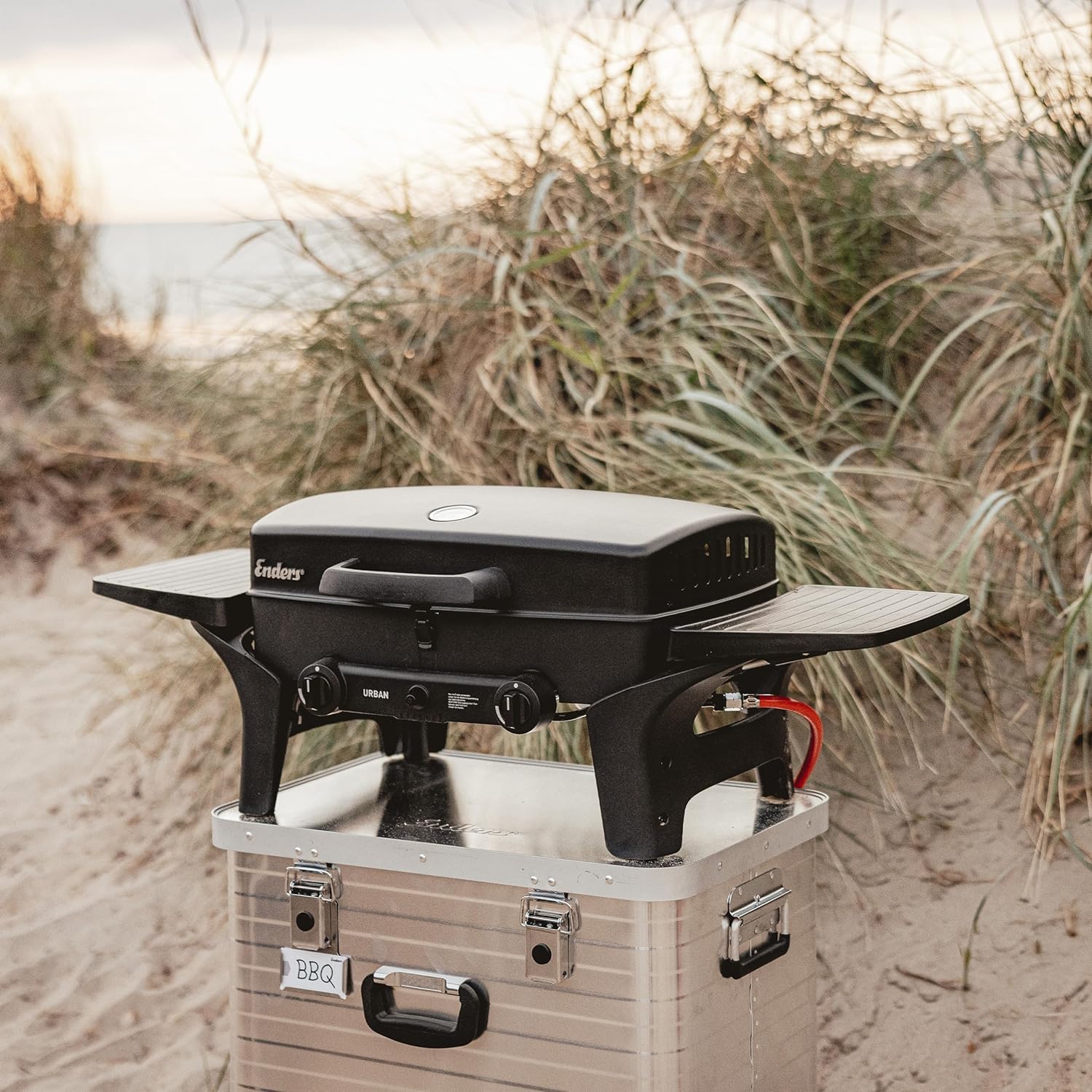 Enders Urban, Barbecue a gas portatile, BBQ grill da campeggio, 2 fuochi in acciaio inox, Coperchio con Termometro & Griglia in Ghisa, Per Esterno, Balcone, Camping, Giardino, 30 mbar #209533
