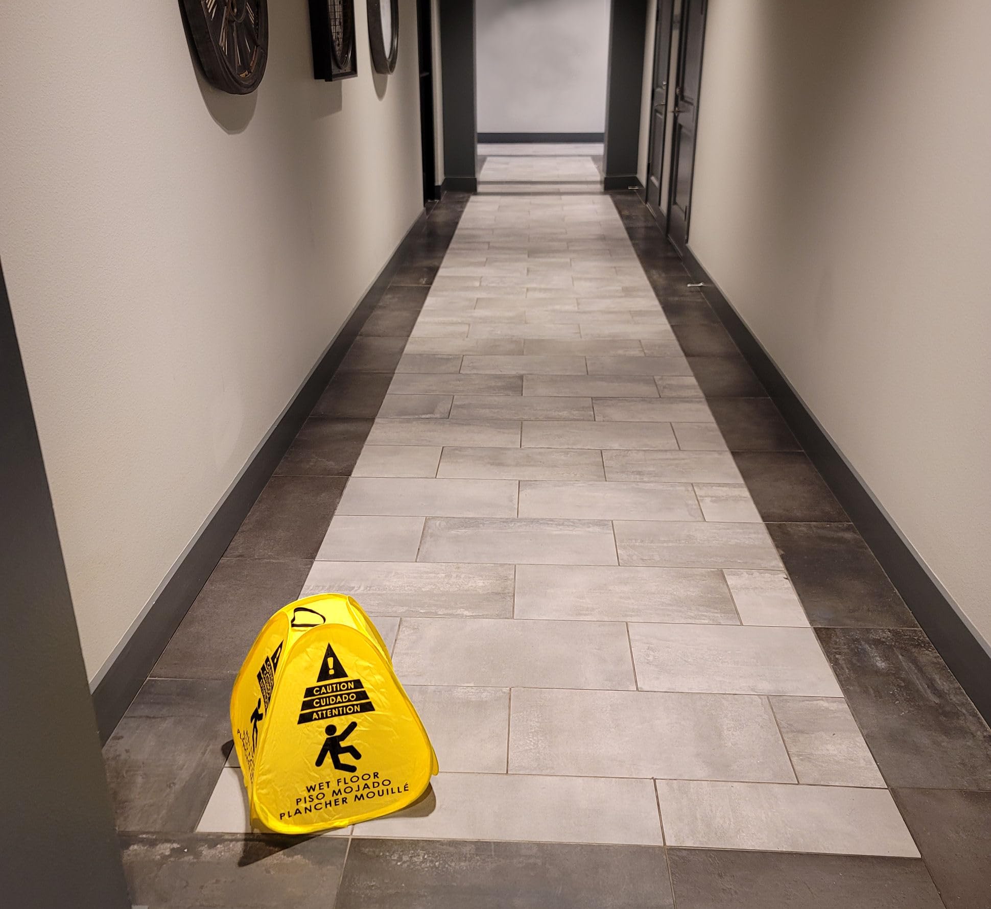 Kraken Sign Co - Señal emergente amarilla bilingüe de 4 lados bilingüe inglés/español/francés, advertencia emergente de precaución para suelo húmedo, 40.6 cm para restaurante, seguridad comercial e