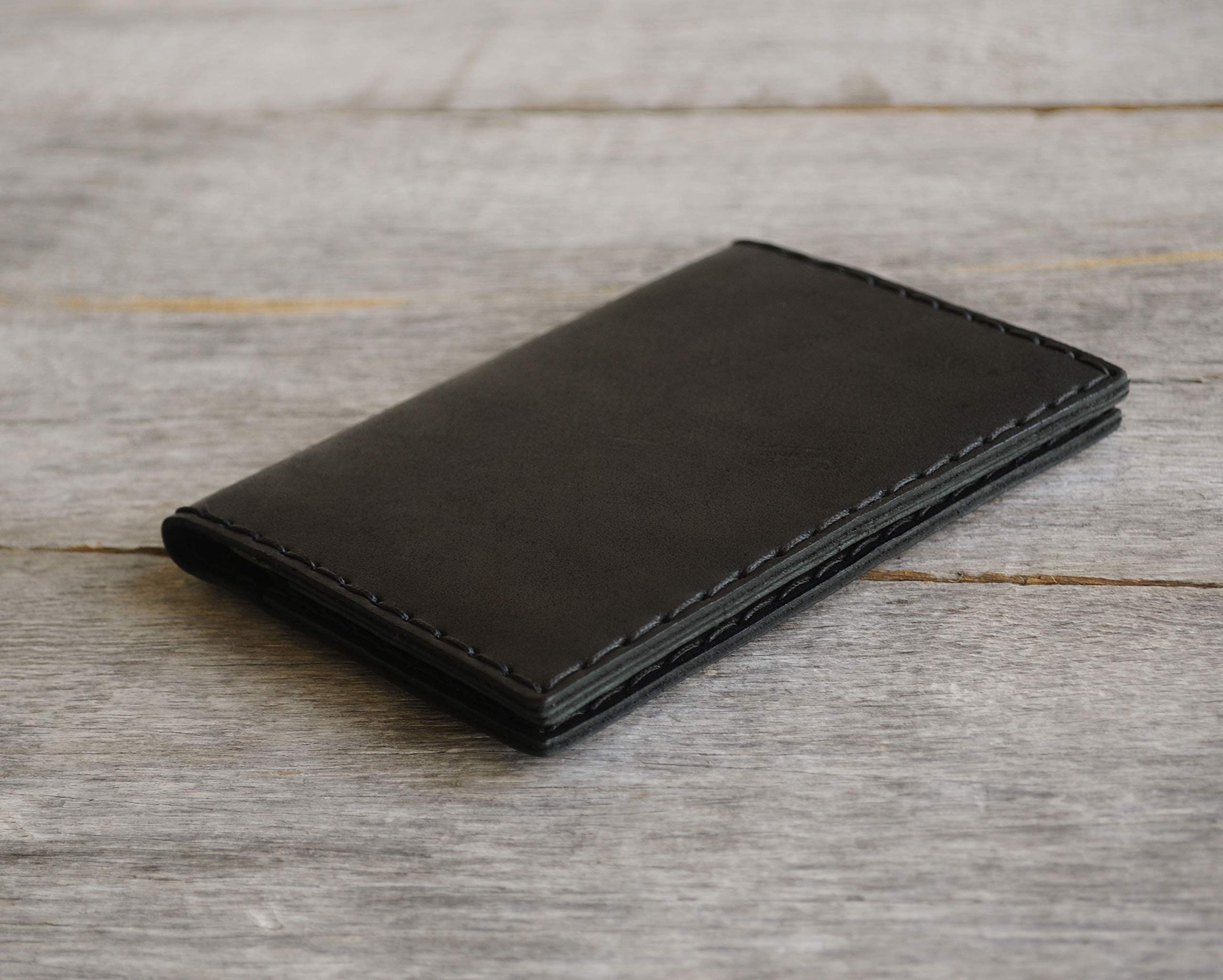Nero porta-passaporto personalizzato di pelle, documenti di viaggio con tasche per carte e soldi, monogramma del tuo nome