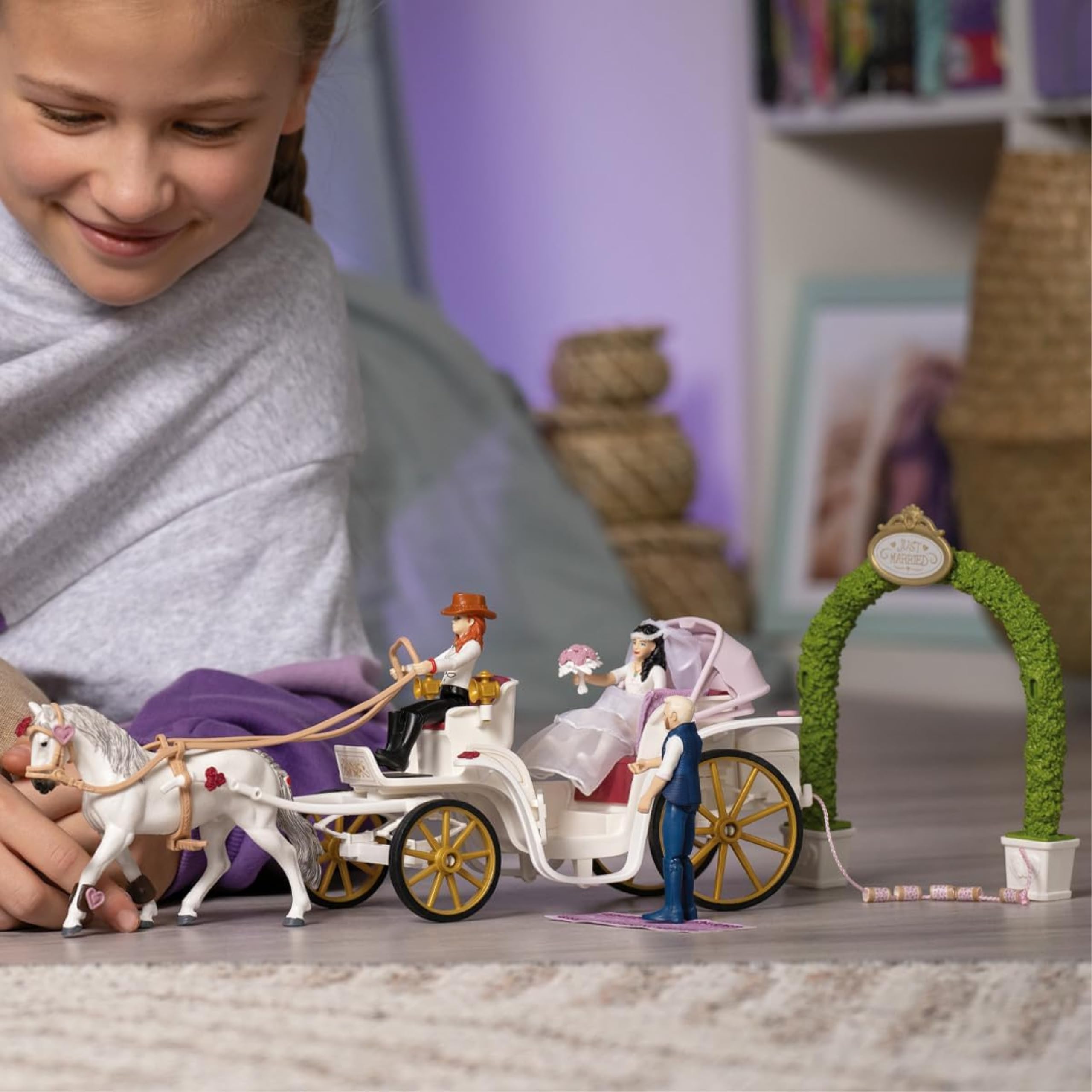 schleich HORSE CLUB | Kareta weselna 42641 | para młoda Emily i Toby z karetą, Hannah i koniem oraz akcesoriami | wspaniały prezent dla dziewczynek i chłopców | zabawka od 5lat | zestaw 106 elementów