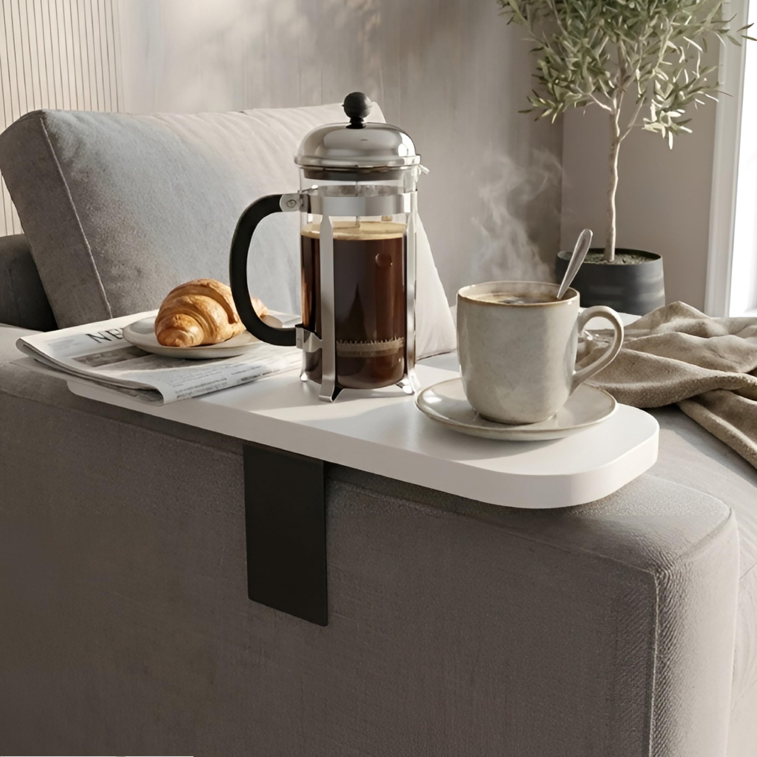 LeoHome Sofa Tablett für Armlehne – Verstellbare Couch-Ablage & Getränkehalter – Längs & Quer für Breite & Schmale Lehnen – Wasserfestes, Robustes MDF (38 x 14 cm), Weiß