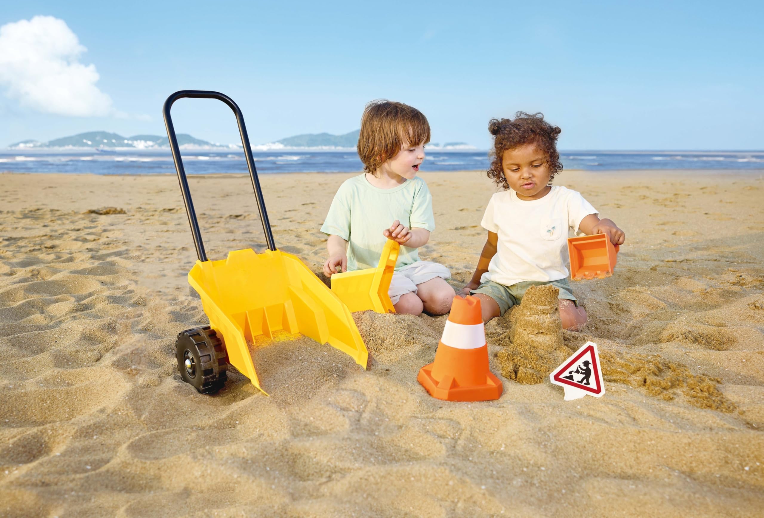Hape Chariot de Chantier et Accessoires pour la Plage Dès 3 Ans - pour Plage, Bac à Sable, Terrain de Jeu - Camion Benne, Bulldozer, Panneau de Construction - Empilable, Facile pour Petites Mains
