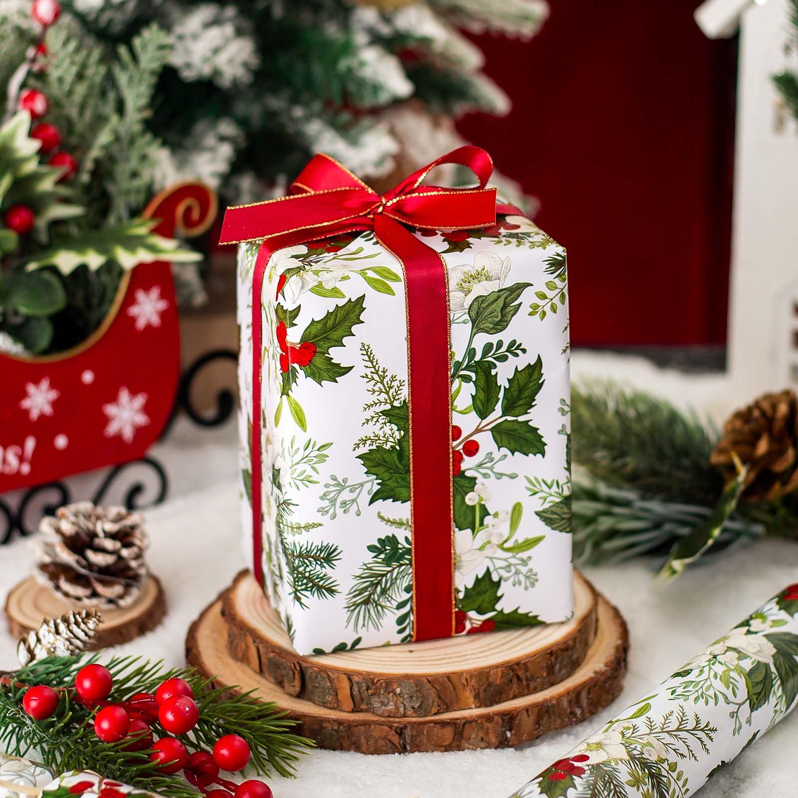 Merture Rollo de papel de regalo de Navidad, 17 pulgadas x 32.8 pies (46.5 pies cuadrados) Elegante papel de regalo de Navidad con diseño de bayas de acuarela y flores para Navidad, cumpleaños, día de
