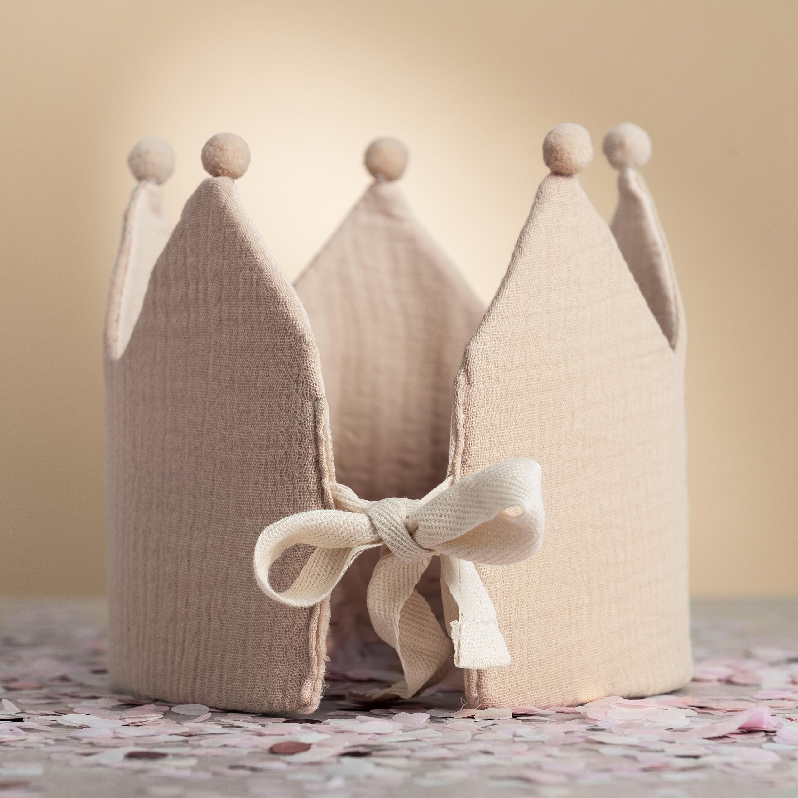 Little Goods Geburtstagskrone für Kinder - wendbare Musselin-Stoffkrone mit Zahlen 0-9 für Jungen und Mädchen in Pastell - Dunkelbeige - Hellbeige - Beige und warmen Tönen