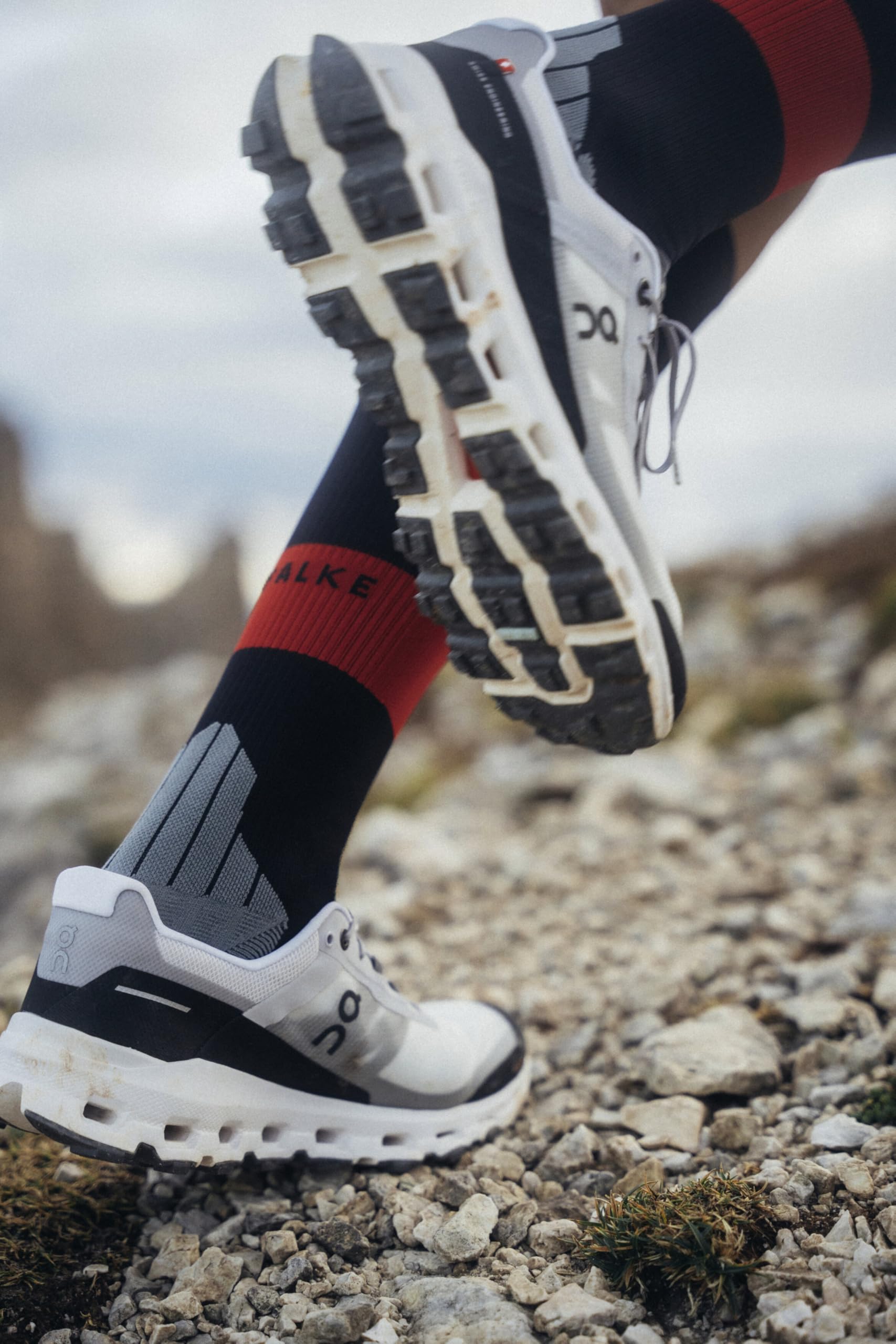 FALKE Damen Laufsocken Energizing Funktionsmaterial schwarz mit Kompression bessere Durchblutung Stabilisierend Verletzungsvorbeugend kühlend zum Sport 1 Paar | Kompressionsstrümpfe für schnellere Erholung und bessere Blutzirkulation