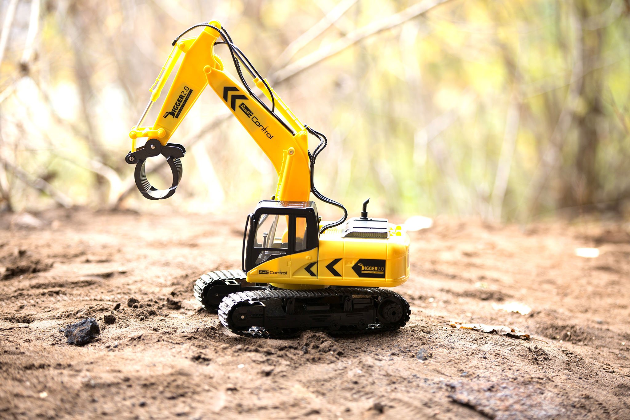 Revell Control 24924 RC koparka gąsienicowa Digger 2.0, napęd łańcuchowy, wymienna szufla i chwytak do drzew, nadaje się do użytku na zewnątrz, zdalnie sterowana koparka z akumulatorem, 2,4 GHz, żółta