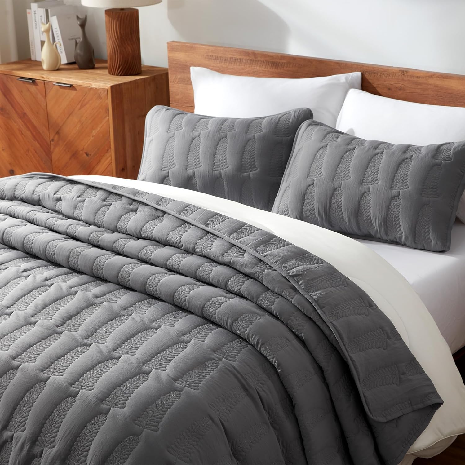 SLEEP ZONE Stripe Quilt Sets, Full/Queen Size Bedspread Bed Coverlets for All Season Lightweight Quilts with 2 Pillow Shams 90x96 inch, Gray Leaf